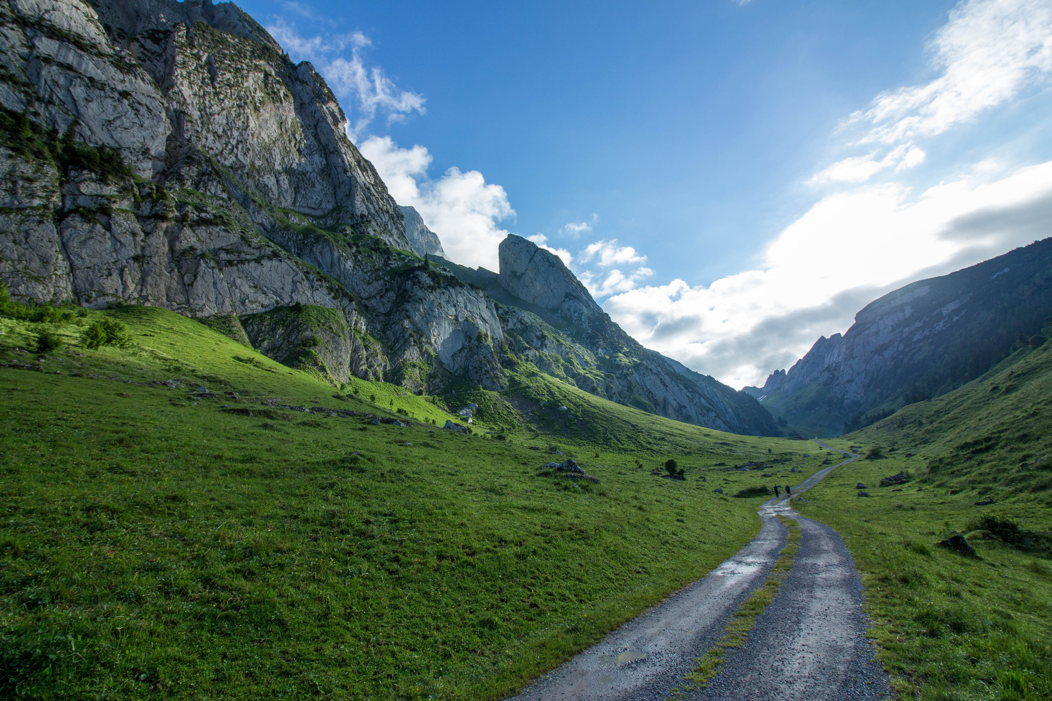 Canon EOS 700D (EOS Rebel T5i / EOS Kiss X7i) + Canon EF-S 10-18mm F4.5–5.6 IS STM sample photo. To the end of the valley photography