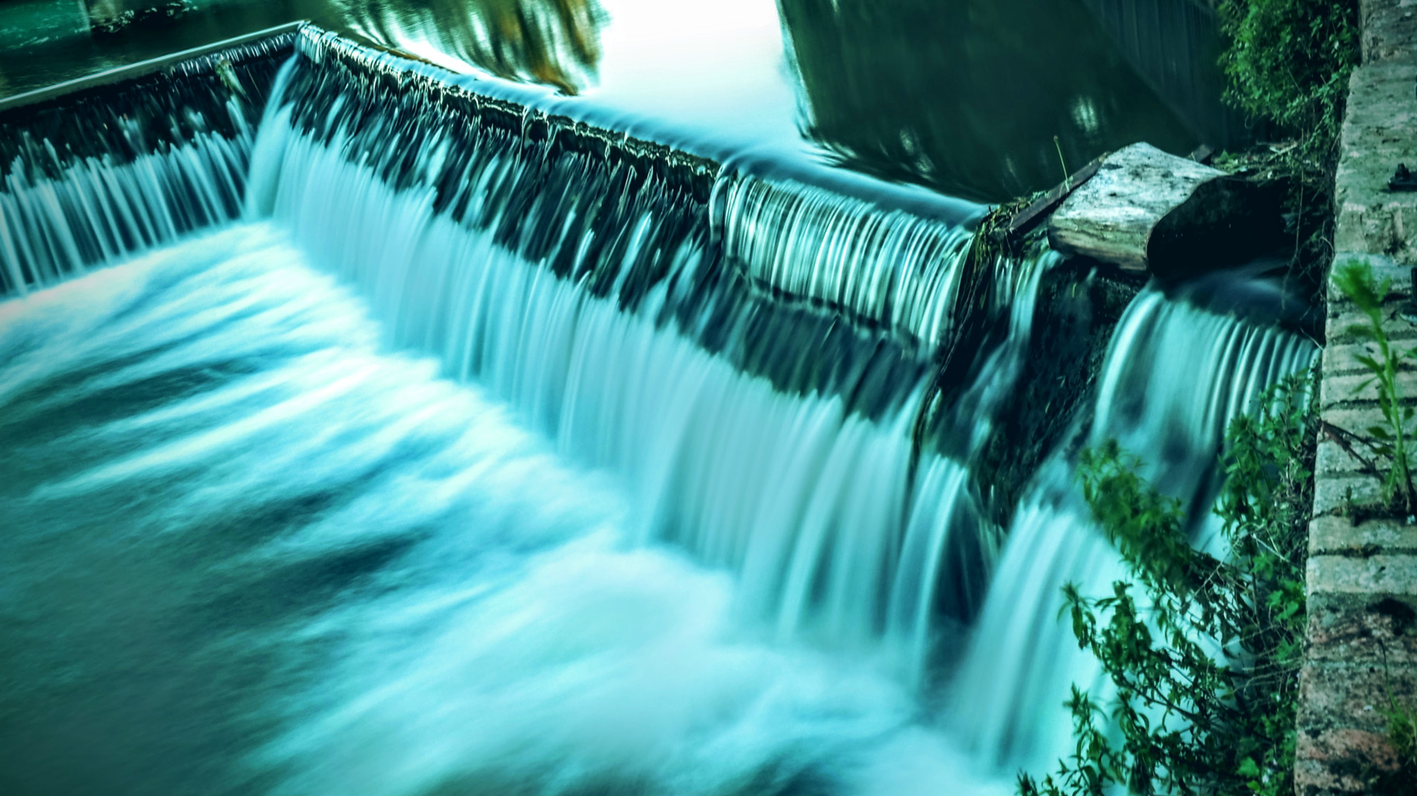 Samsung EK-GN120 sample photo. Water pouring over the lock photography