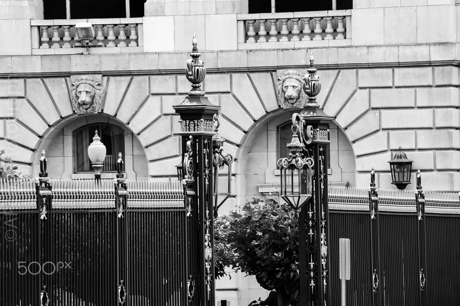 Sony Alpha NEX-5N + Sony E 55-210mm F4.5-6.3 OSS sample photo. The detailed gate photography