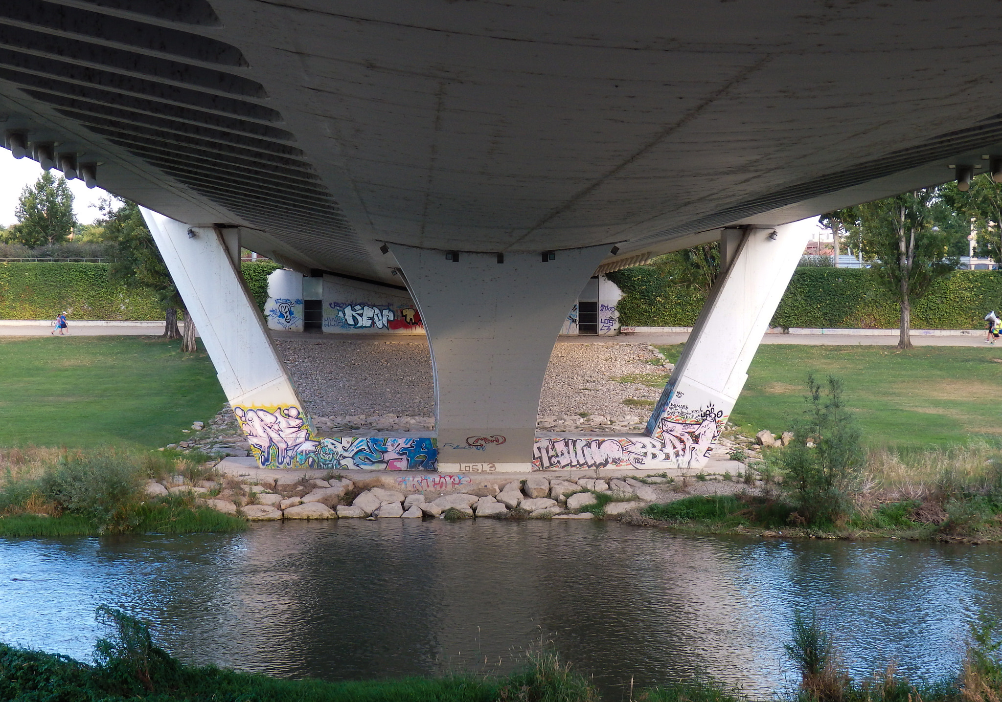 Olympus SH-50 sample photo. Bajo el puente de las guitarras photography