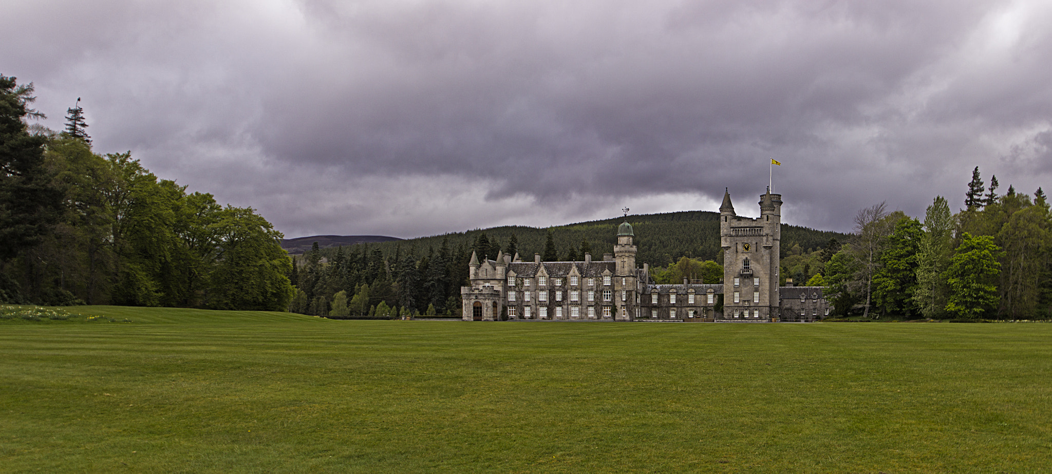 Canon EOS 600D (Rebel EOS T3i / EOS Kiss X5) + Sigma 10-20mm F3.5 EX DC HSM sample photo. Balmoral castle photography