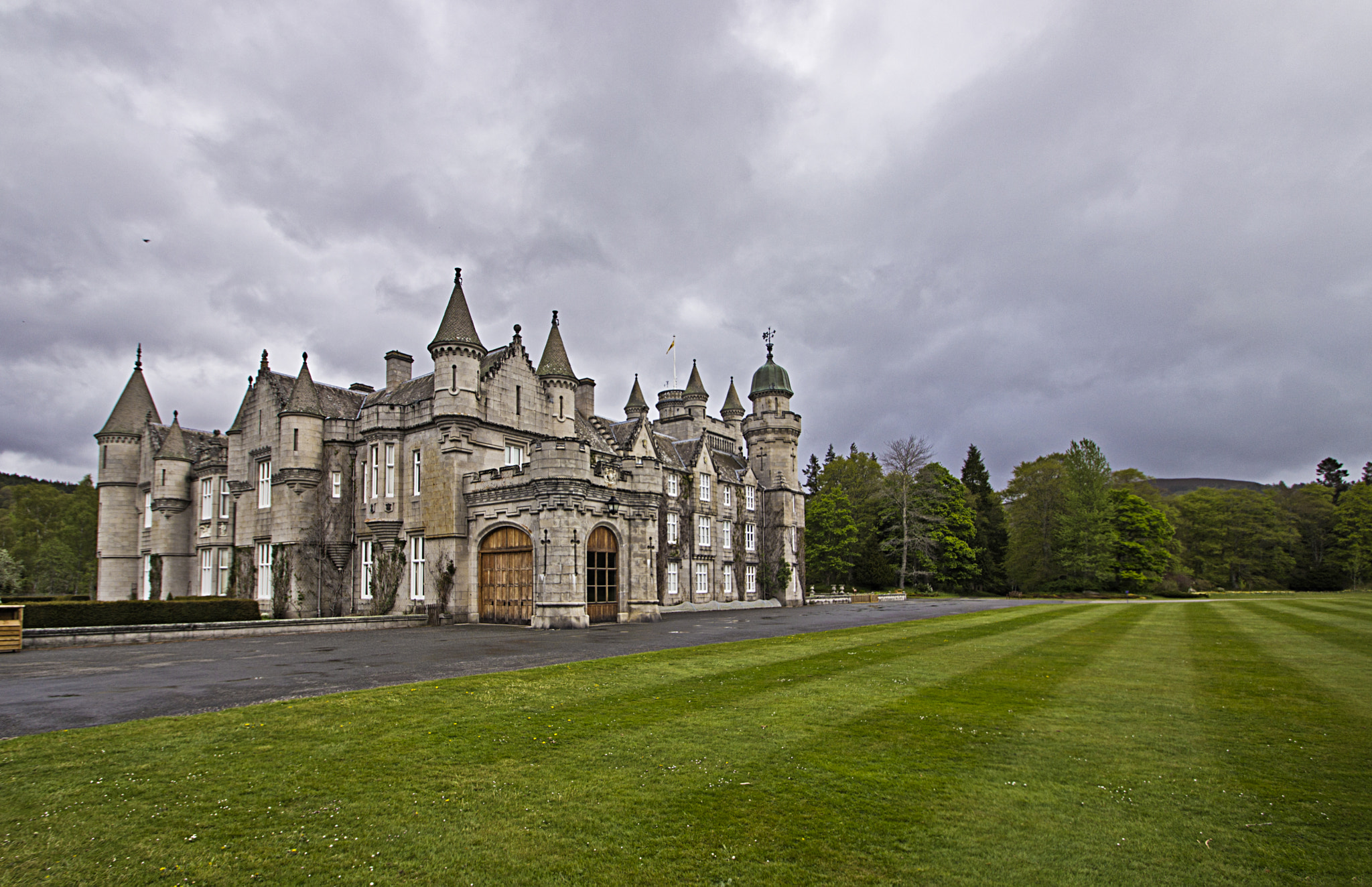 Canon EOS 600D (Rebel EOS T3i / EOS Kiss X5) + Sigma 10-20mm F3.5 EX DC HSM sample photo. Balmoral castle photography