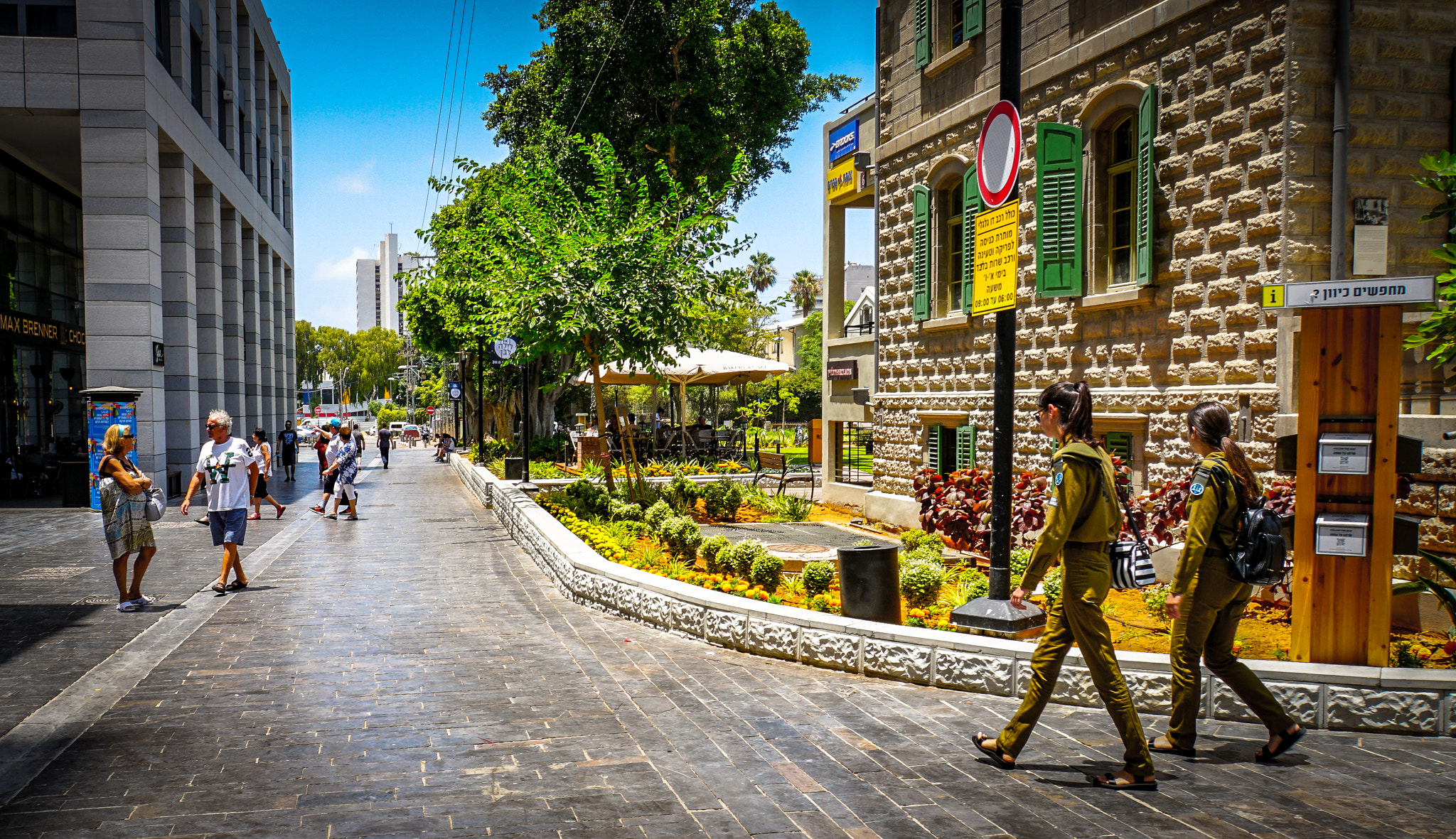 Sony a6300 + Sony E 18-200mm F3.5-6.3 OSS sample photo. 2016.07.04 tel aviv people and places 06449 photography