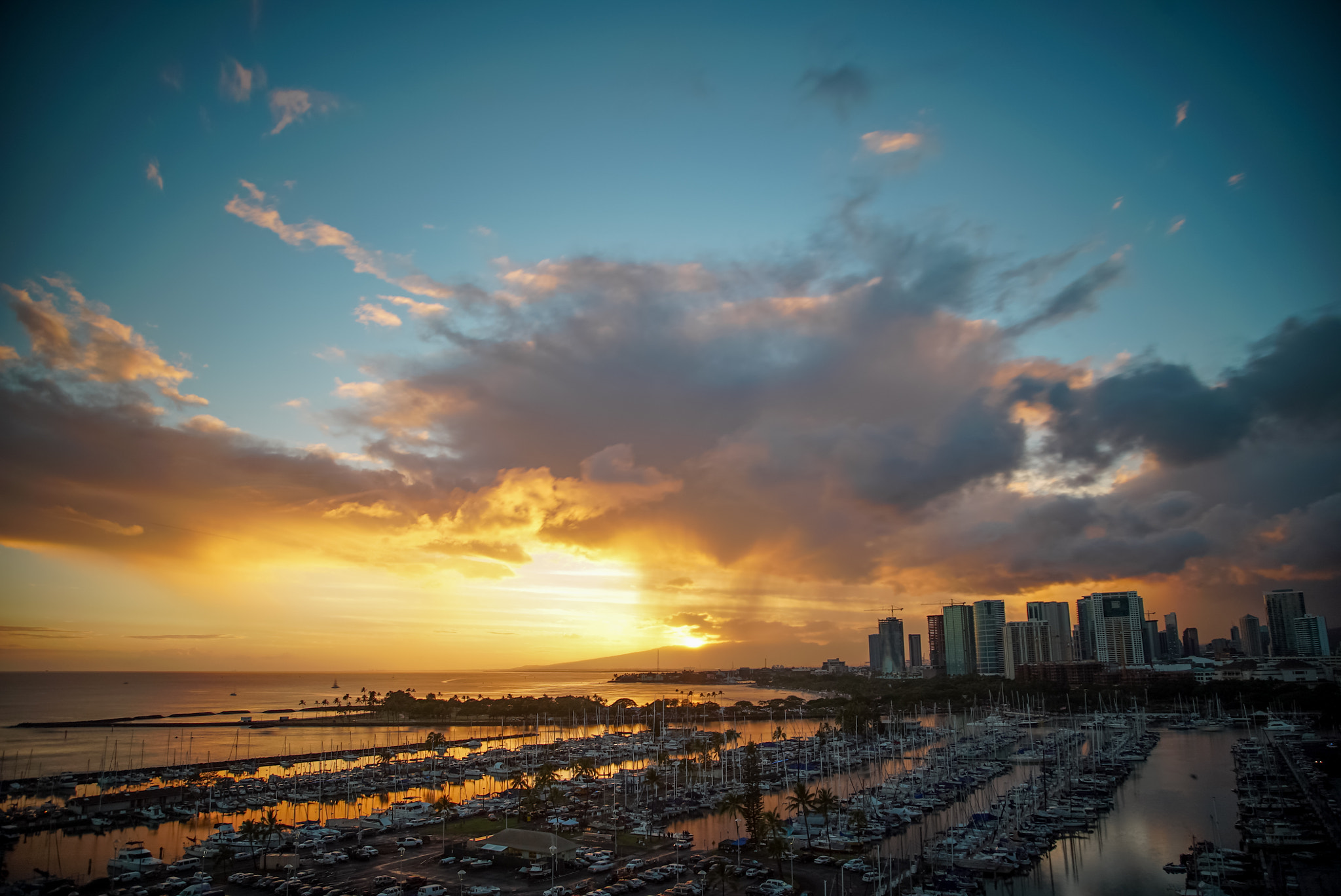 Sony a7S II + 24-105mm F4 G SSM OSS sample photo. Rainy waikiki sunset photography