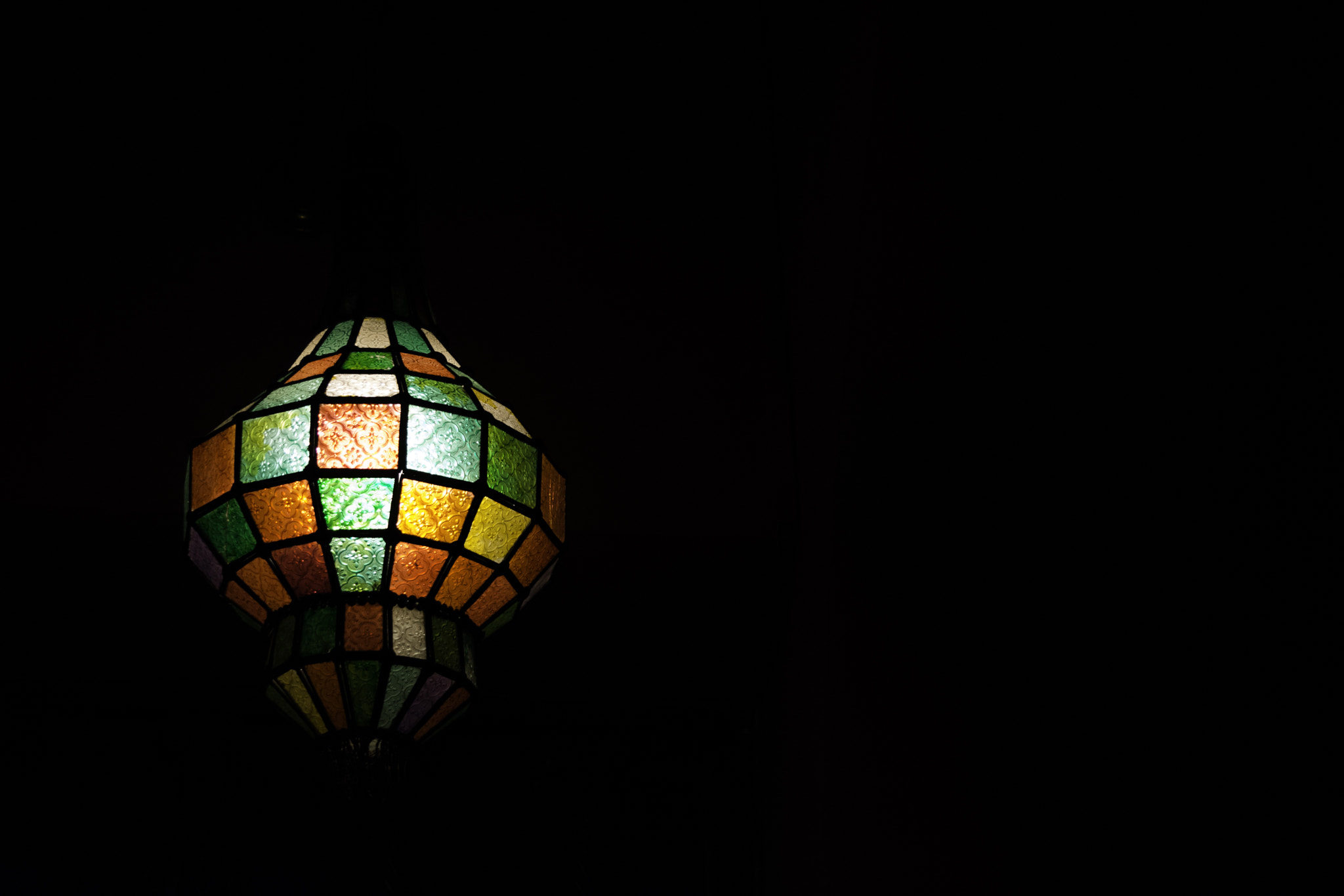 Nikon D5200 + AF-S DX Nikkor 18-55mm f/3.5-5.6G VR II + 2.8x sample photo. Stained glass lamp photography