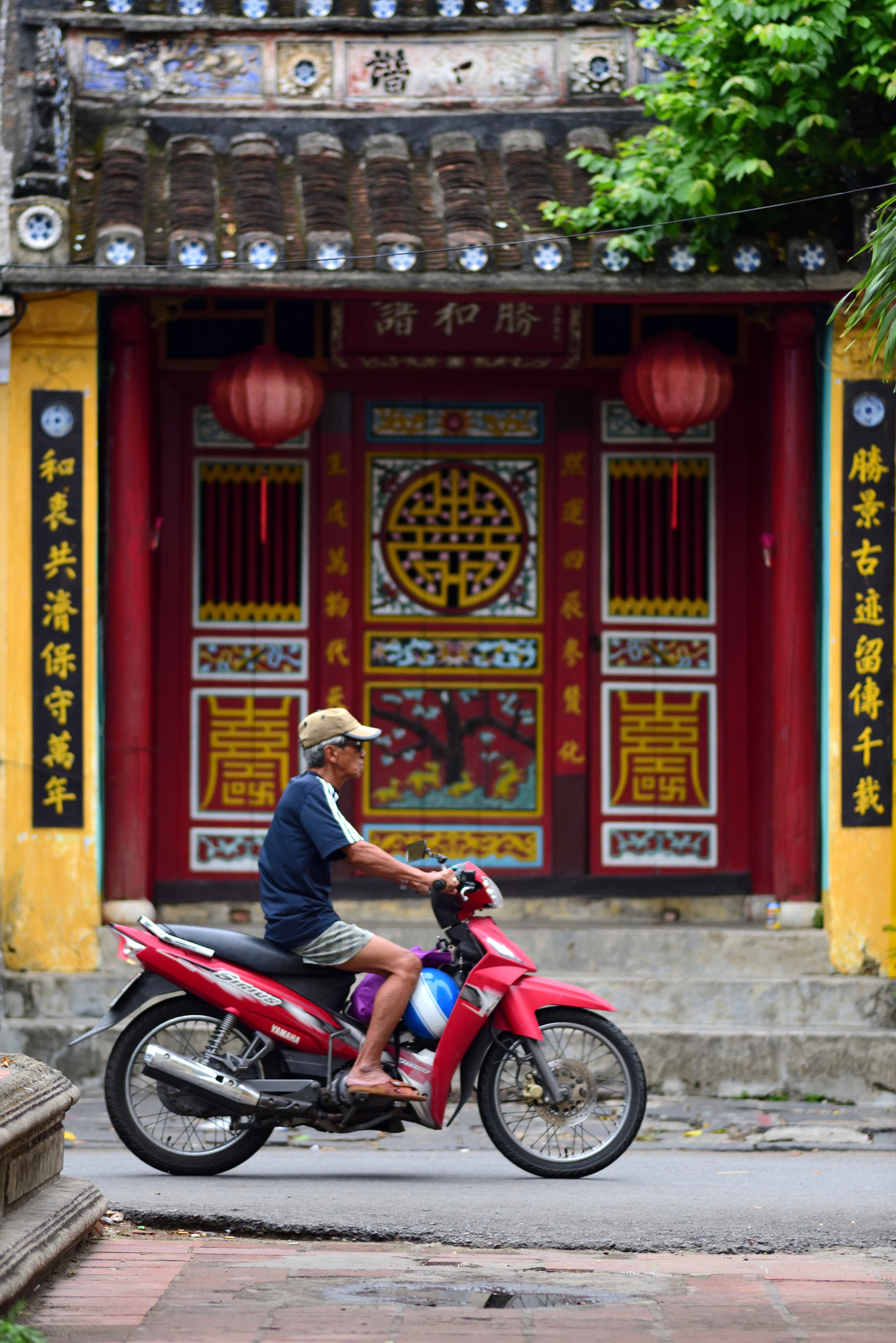 Nikon D750 + Nikon AF Nikkor 180mm F2.8D ED-IF sample photo. Hoi an street photography