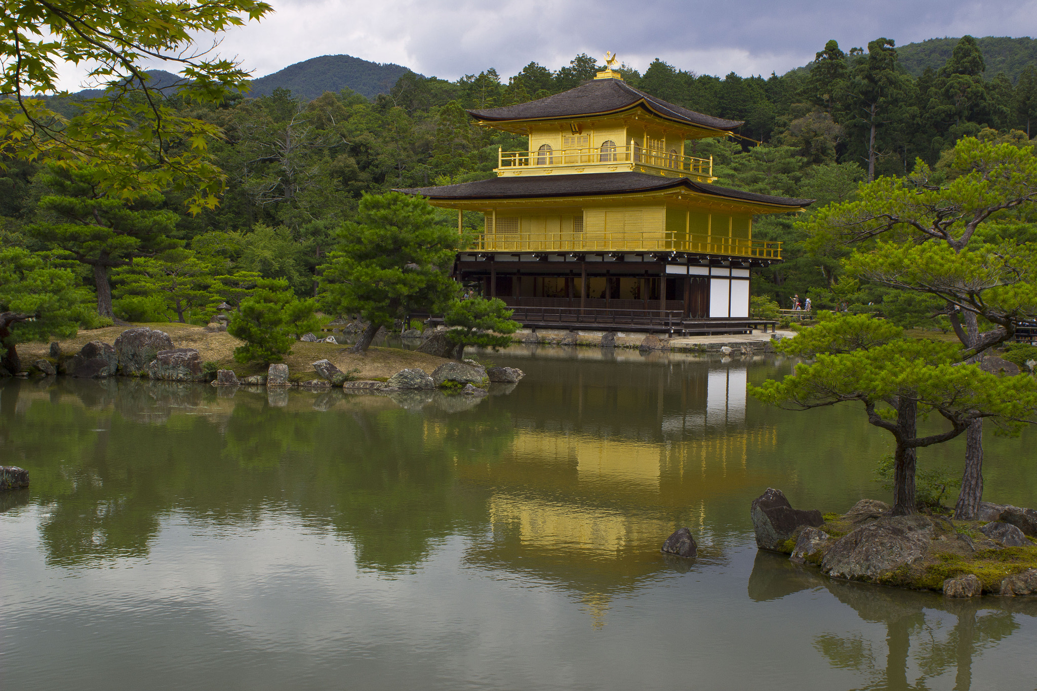 Canon EOS 600D (Rebel EOS T3i / EOS Kiss X5) + Canon EF 28mm F2.8 sample photo. Golden pavilion photography