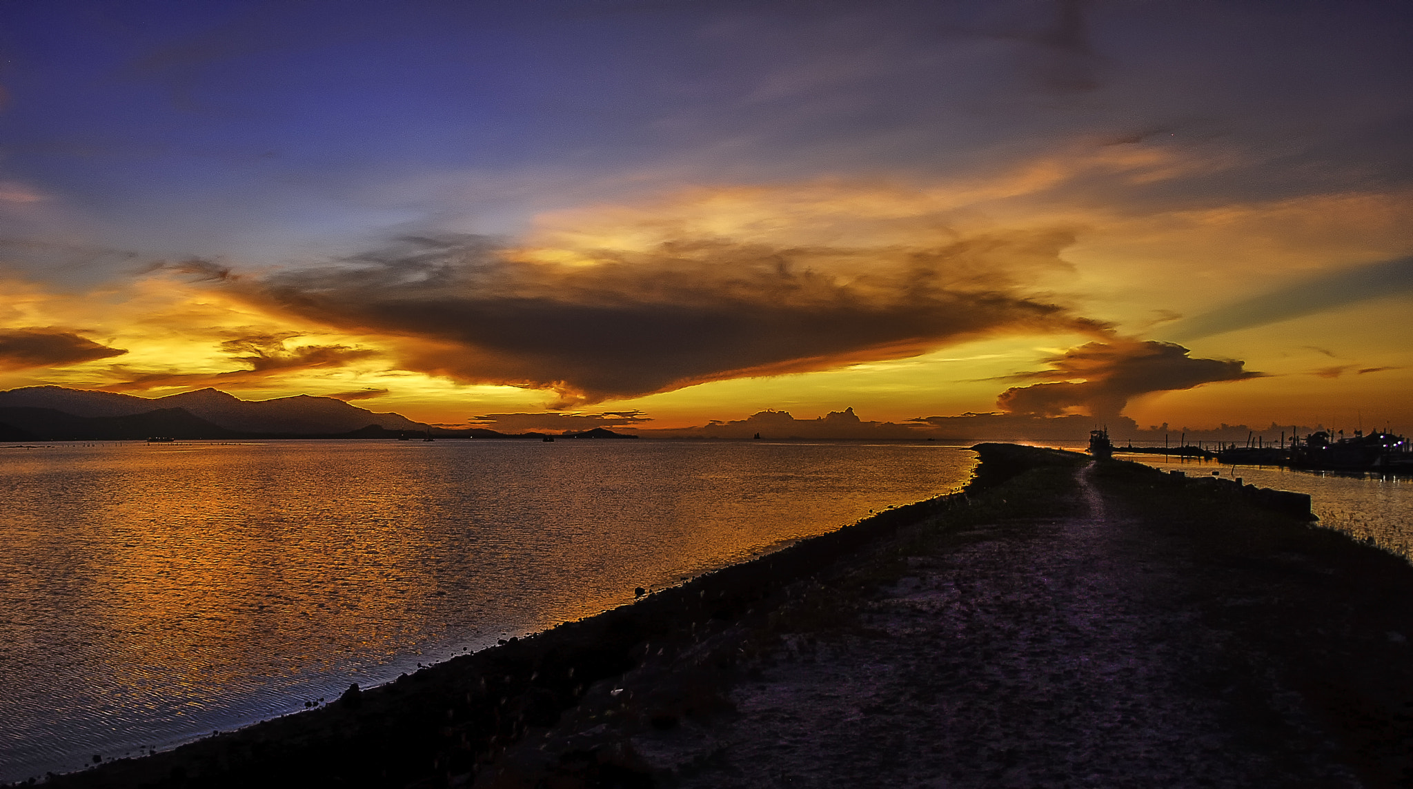 Nikon D200 + Nikon AF Fisheye-Nikkor 16mm F2.8D sample photo. Sunset photography