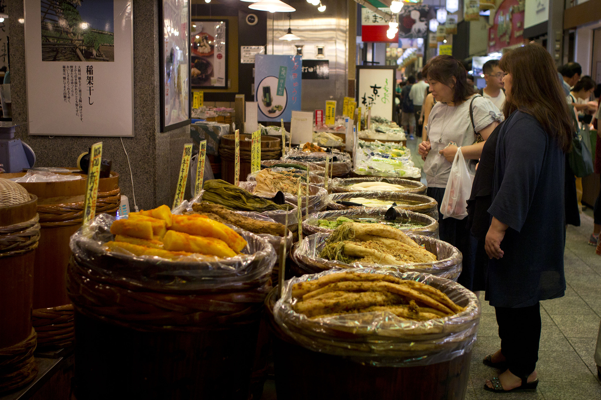 Canon EOS 600D (Rebel EOS T3i / EOS Kiss X5) + Canon EF 28mm F2.8 sample photo. Market photography