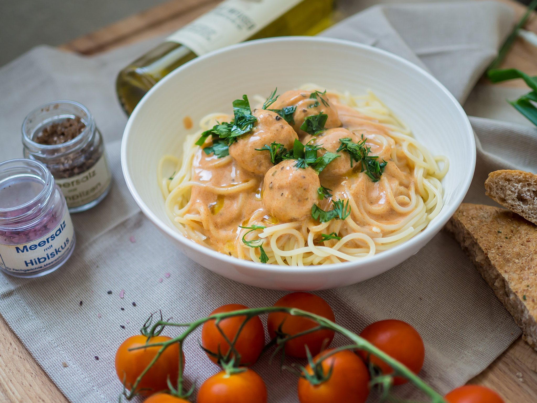 Olympus OM-D E-M10 II + Olympus M.Zuiko Digital 25mm F1.8 sample photo. Meatballs and spaghetti photography