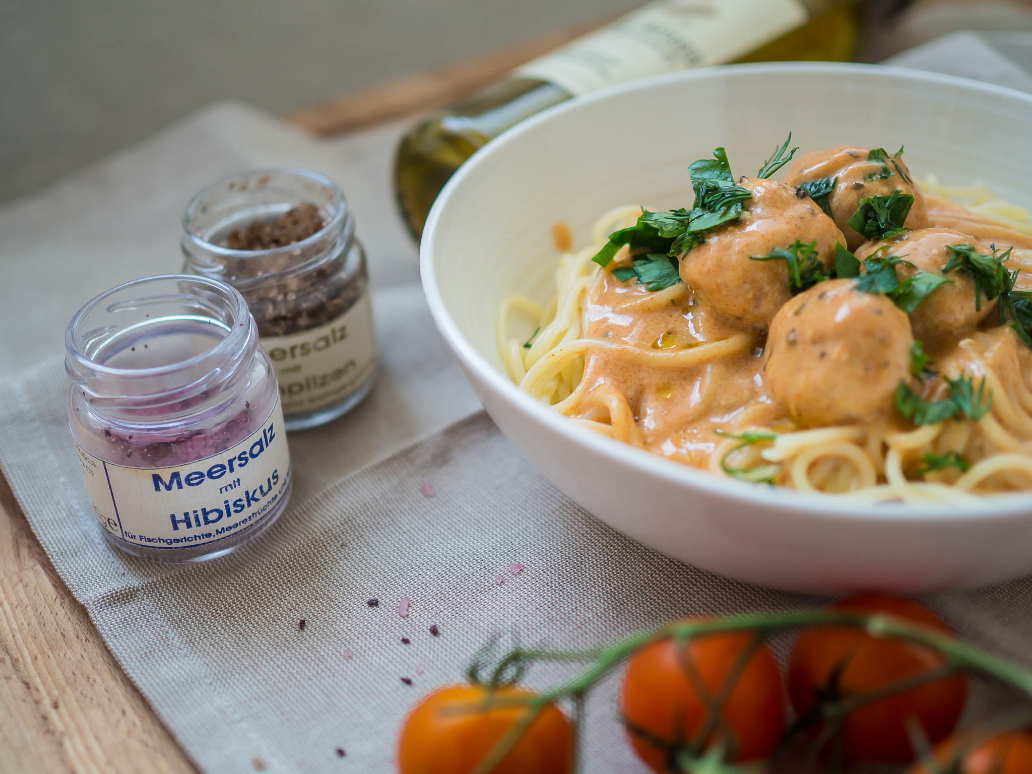 Olympus OM-D E-M10 II + Olympus M.Zuiko Digital 25mm F1.8 sample photo. Meatballs and spaghetti photography