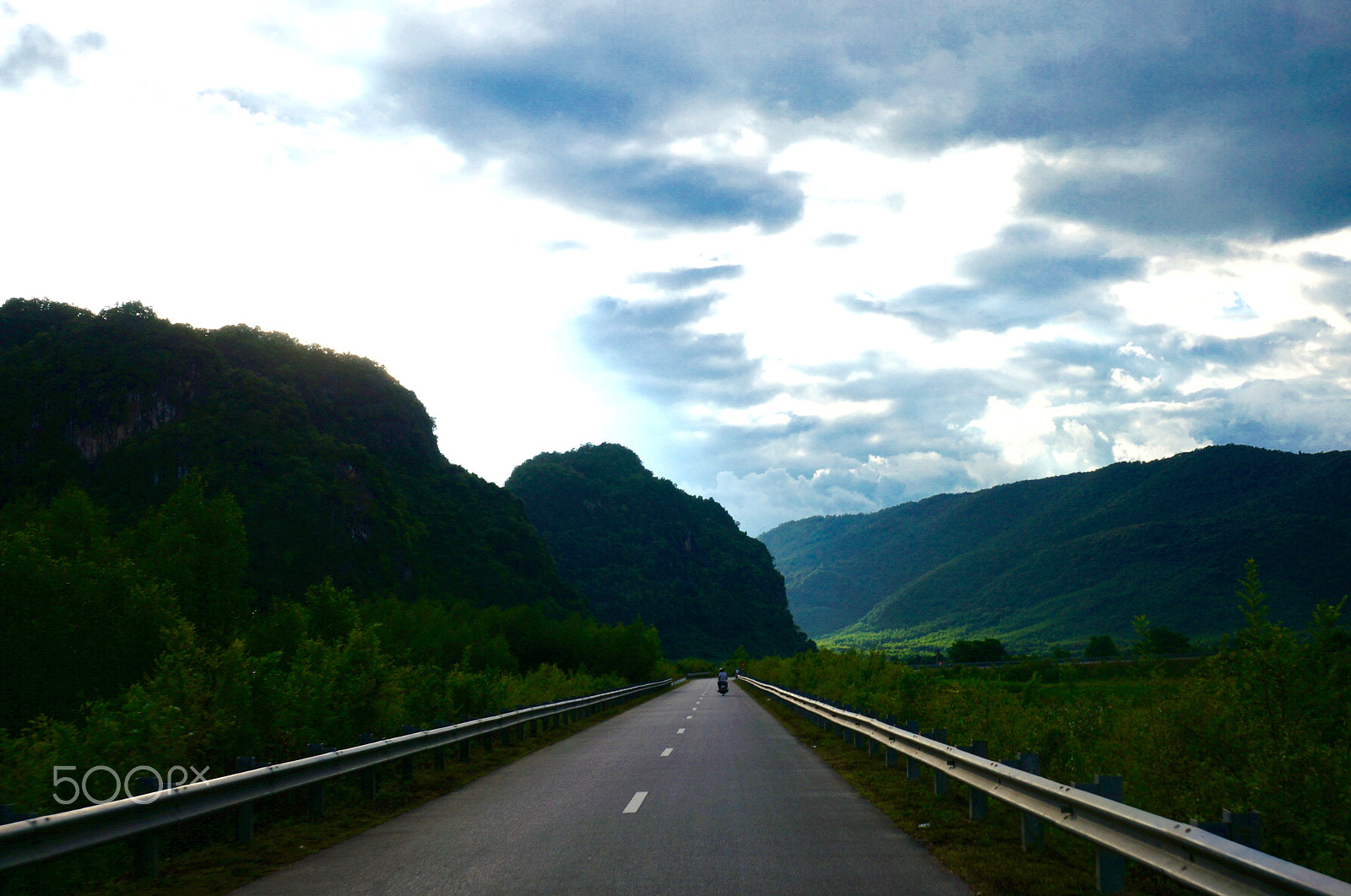 Tamron 18-200mm F3.5-6.3 Di III VC sample photo. On the road photography