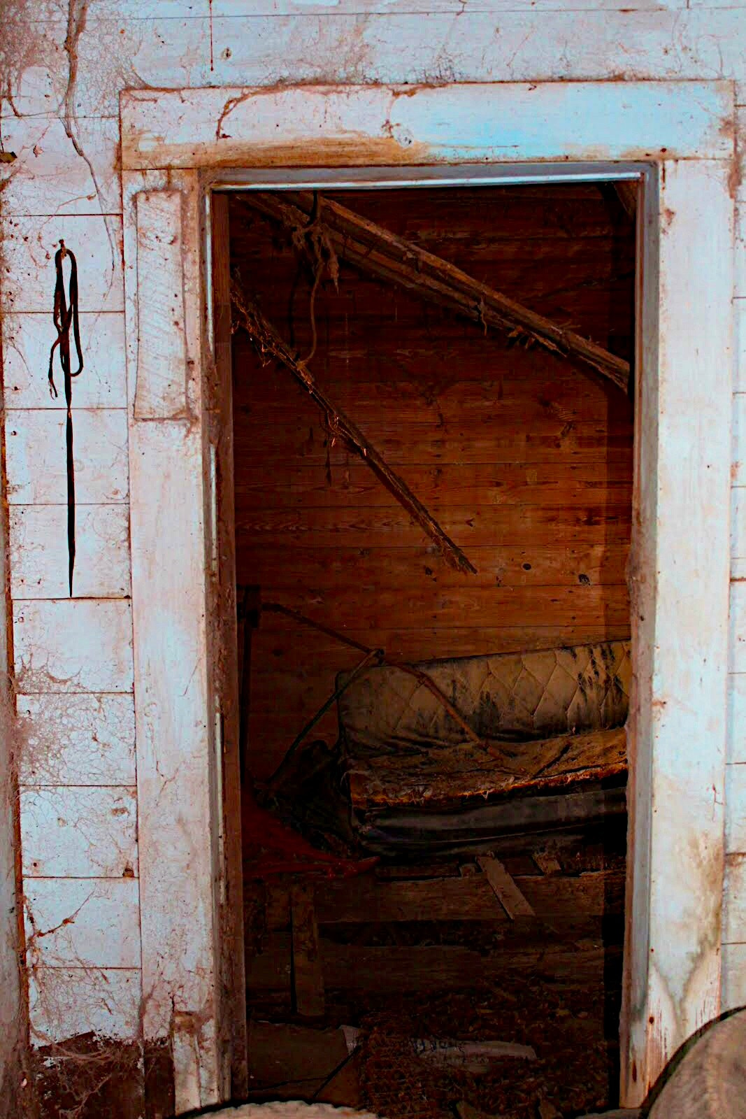 Canon EF-S 18-55mm F3.5-5.6 IS II sample photo. Old barn door photography