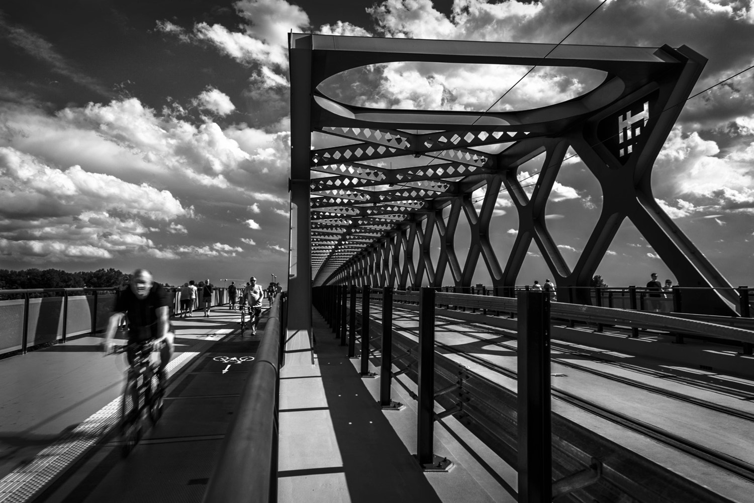 Elmarit-M 1:2.8/21 sample photo. On the bridge photography