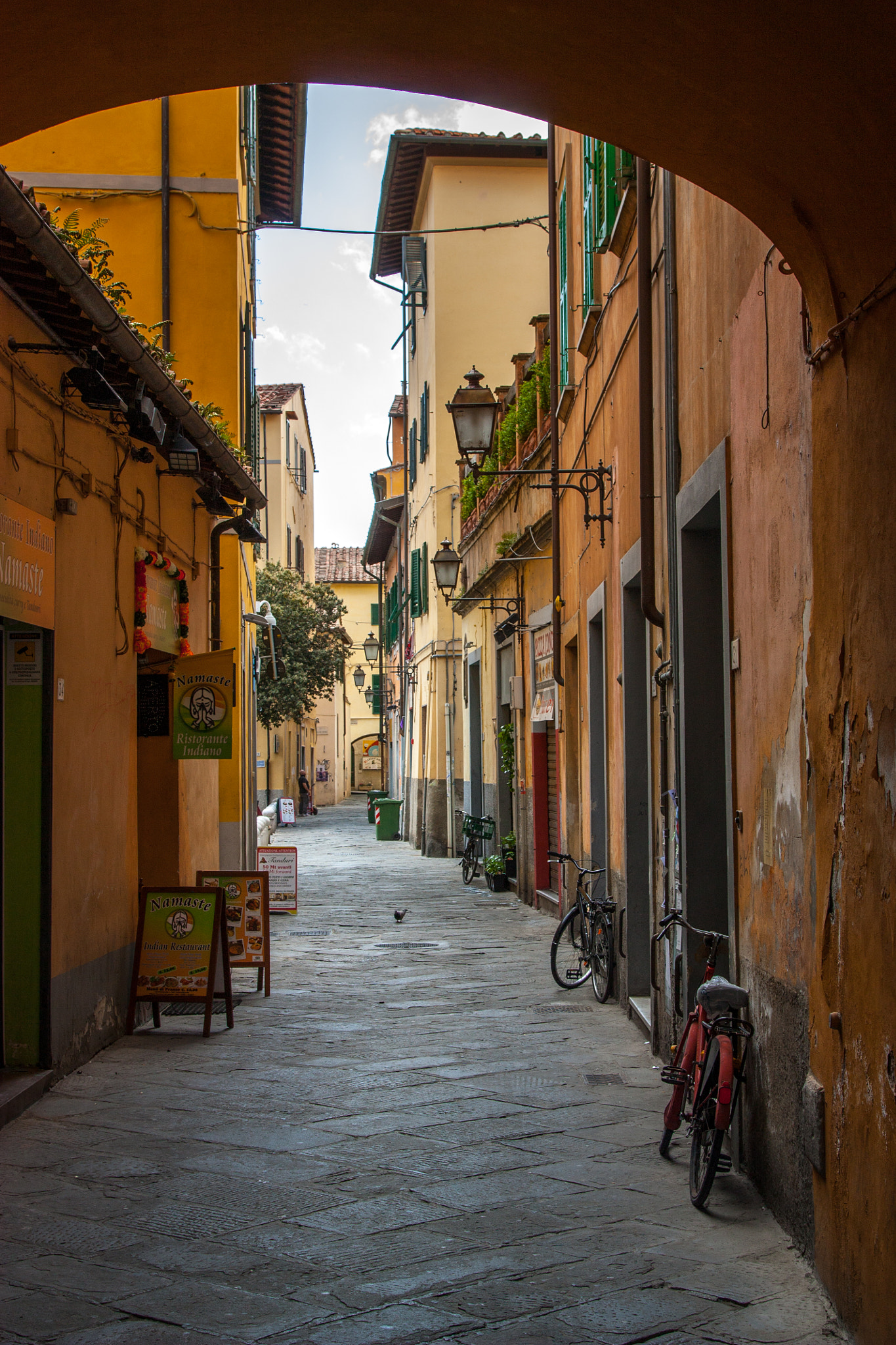 Canon EOS 450D (EOS Rebel XSi / EOS Kiss X2) sample photo. Street in pisa, italy. photography