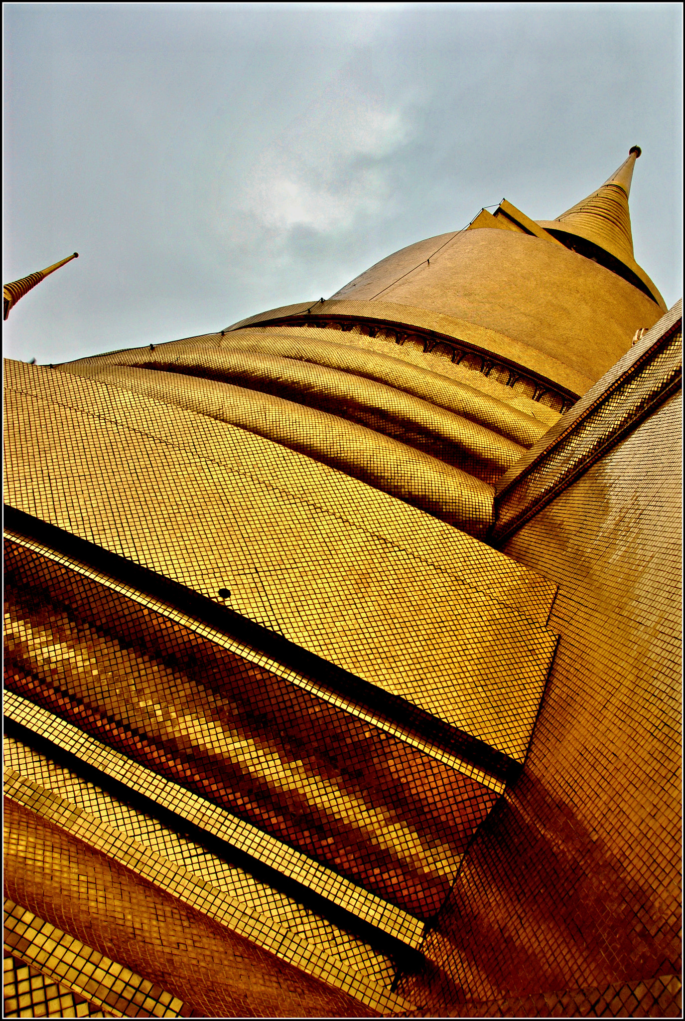 Nikon D3000 + Nikon AF-S DX Nikkor 18-200mm F3.5-5.6G ED VR II sample photo. A different perspective of the golden pagoda photography