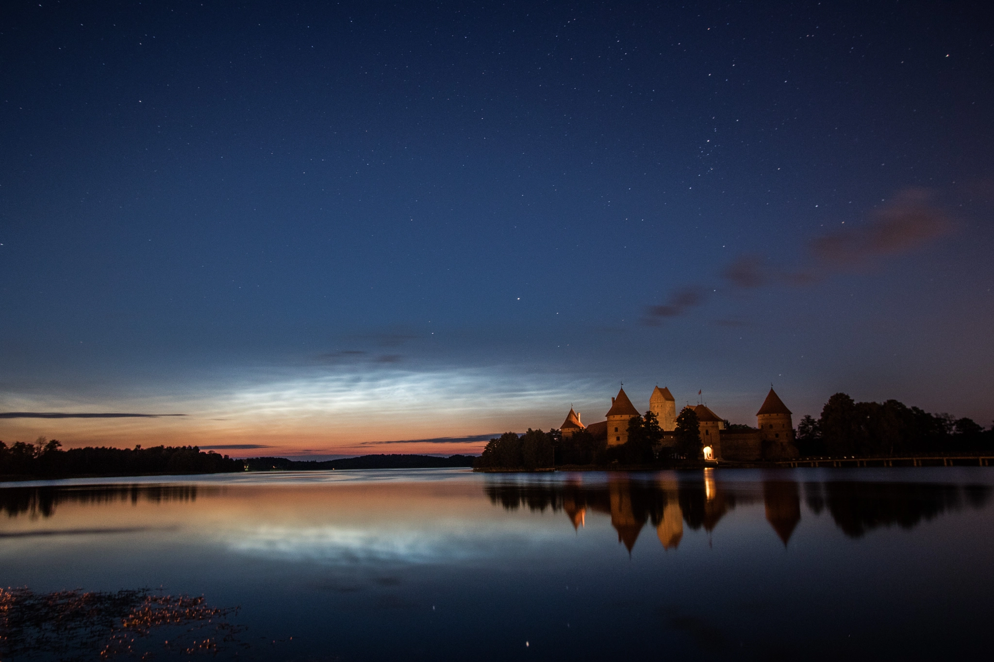Canon EF-S 10-22mm F3.5-4.5 USM sample photo. Trakai castle during night photography