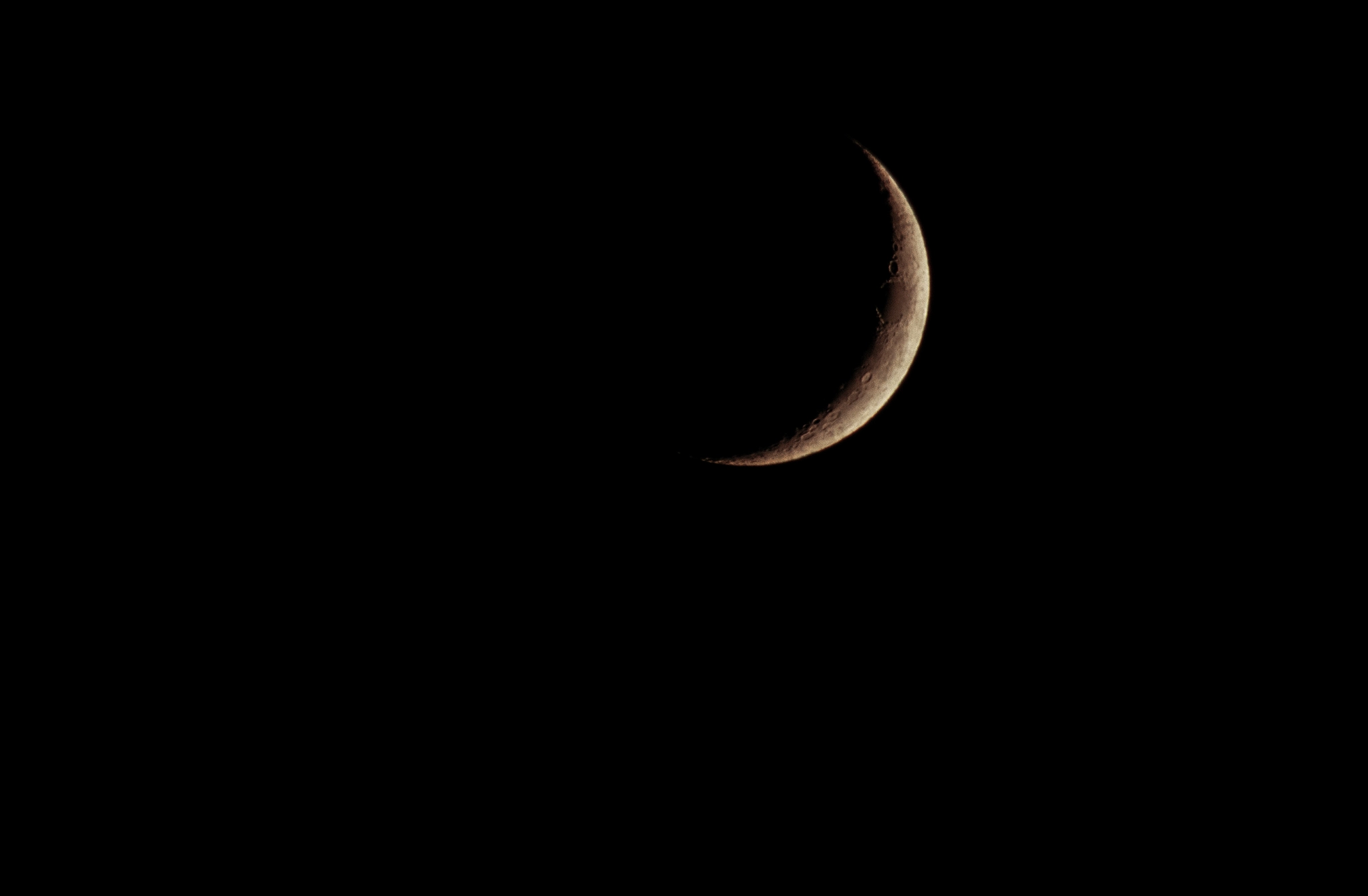 Canon EOS 750D (EOS Rebel T6i / EOS Kiss X8i) + Sigma 50-200mm F4-5.6 DC OS HSM sample photo. Moon in the sky photography