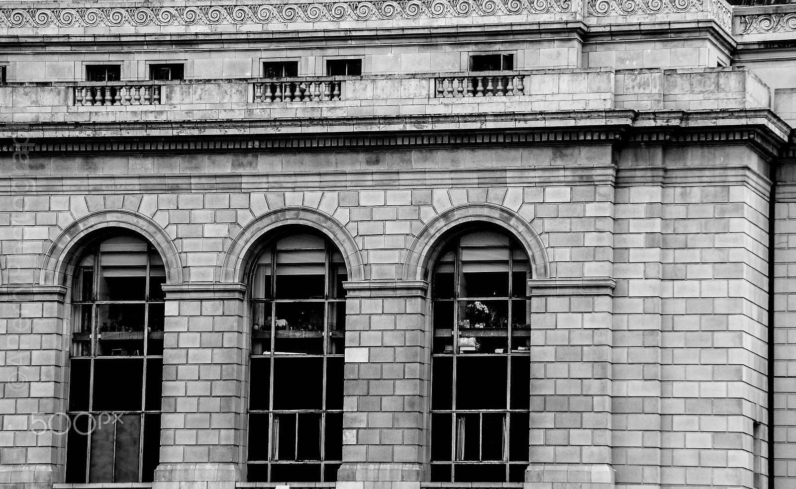 Sony Alpha NEX-5N + Sony E 55-210mm F4.5-6.3 OSS sample photo. Detailed windows photography