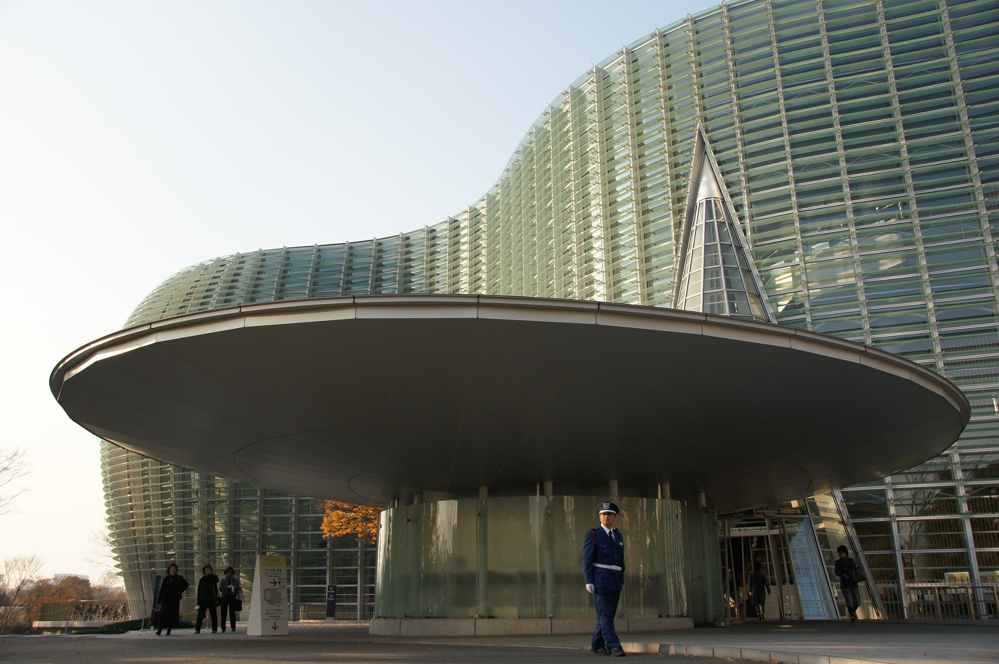 Sony SLT-A55 (SLT-A55V) sample photo. Tokyo buildings & views: 新国立美術館 photography