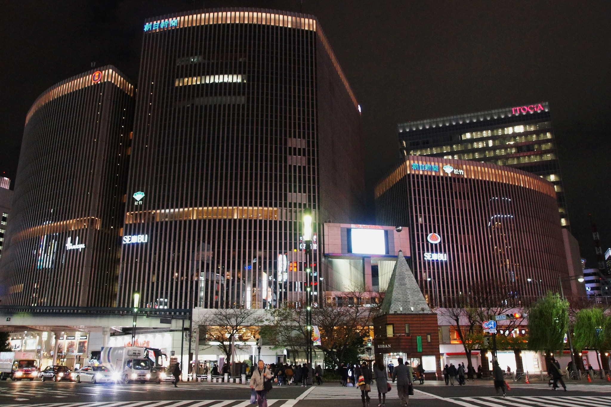 Sony SLT-A55 (SLT-A55V) sample photo. Tokyo buildings & views: 朝日新聞 photography
