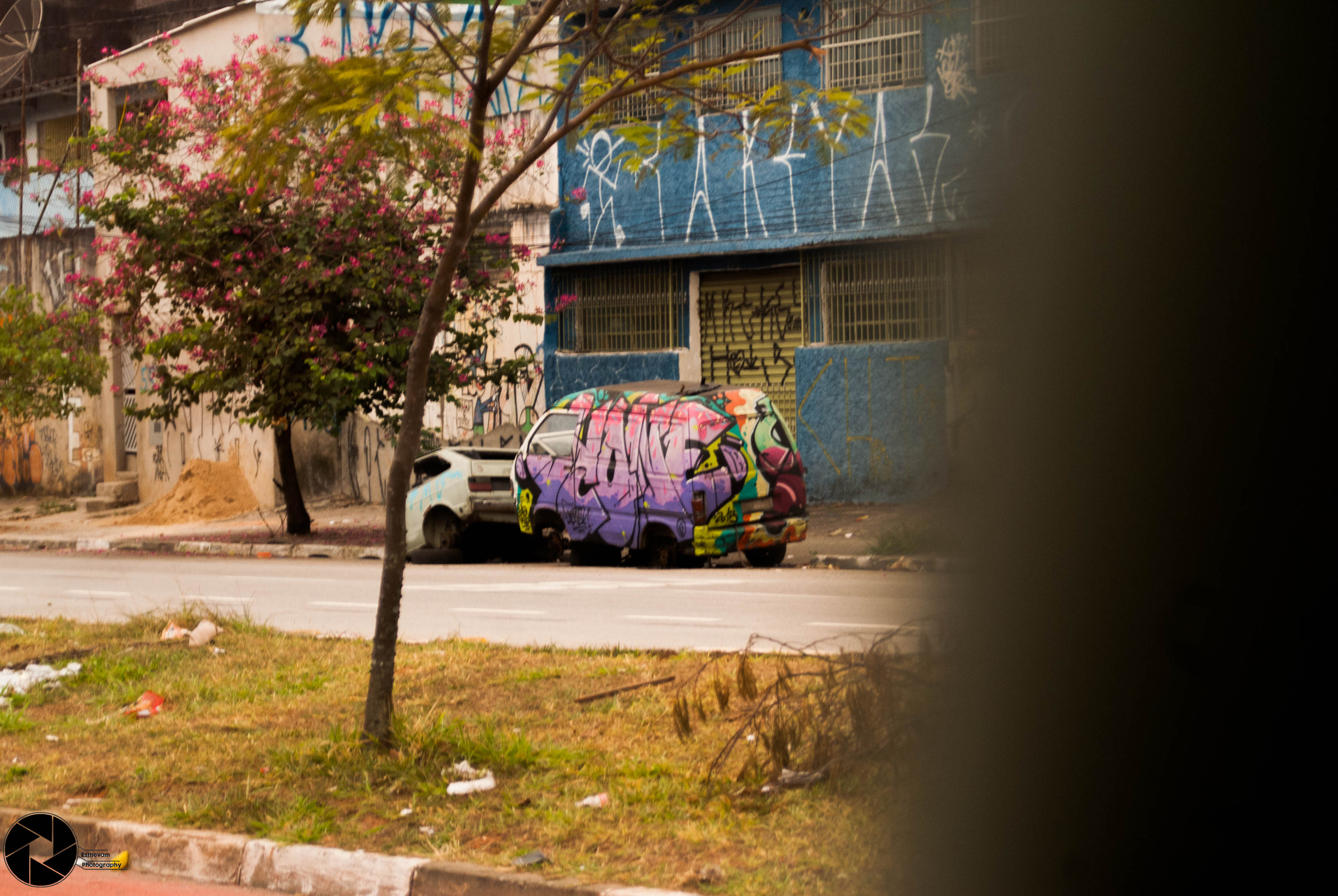 AF Zoom-Nikkor 35-70mm f/3.3-4.5 N sample photo. Old car graffiti photography