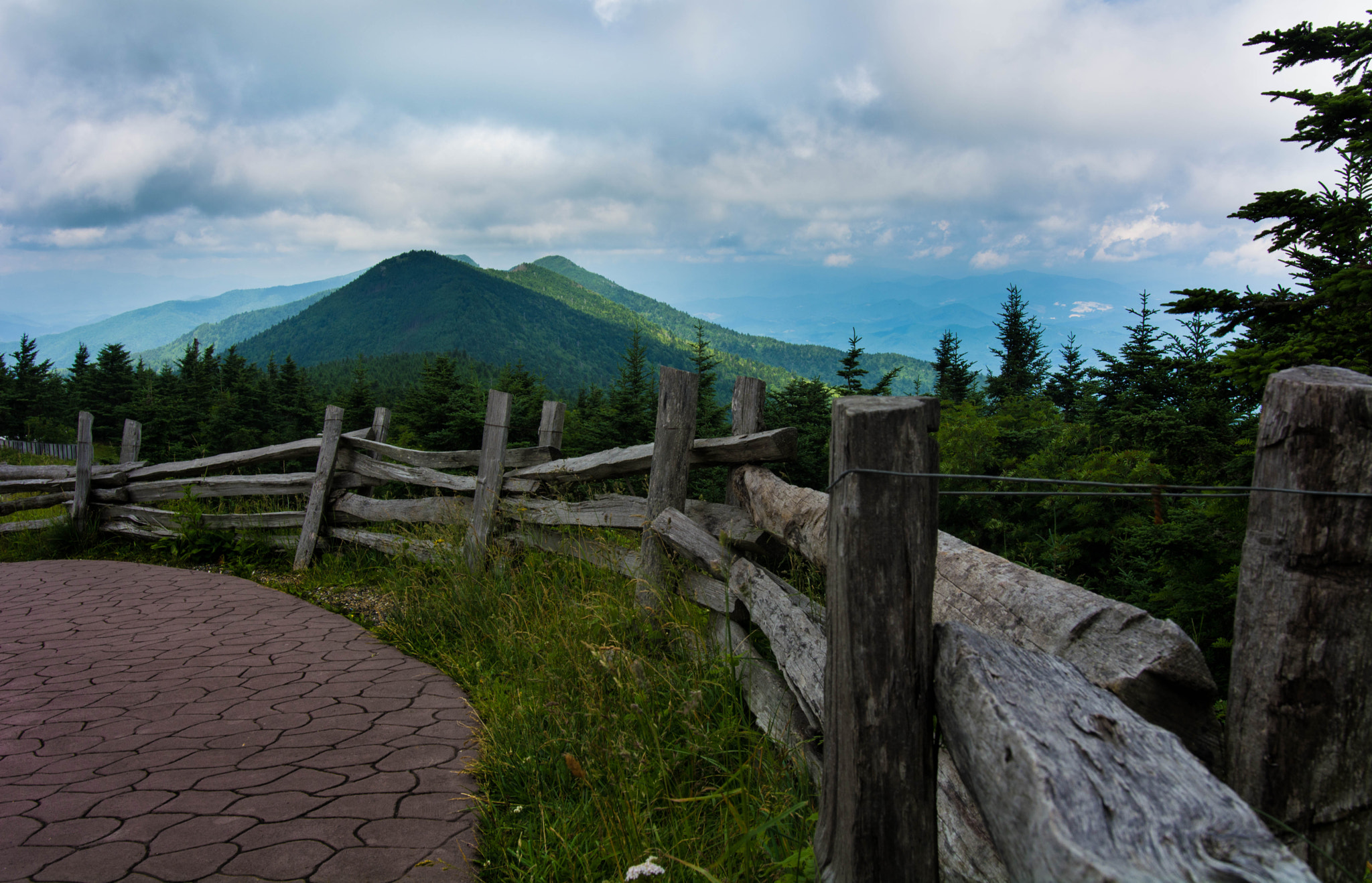 Nikon D5200 + Sigma 18-35mm F1.8 DC HSM Art sample photo. Fence at mount mitchell photography