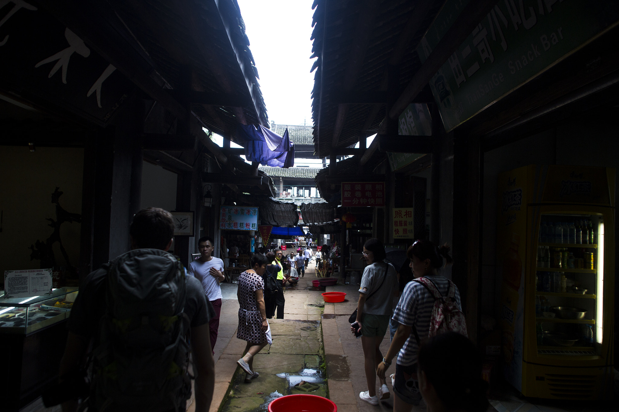 Sigma 24mm f/1.8 DG Macro EX sample photo. Walk through the fish market photography