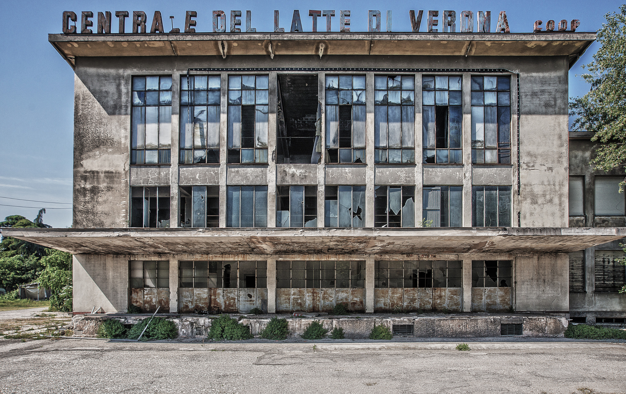 AF Zoom-Nikkor 24-120mm f/3.5-5.6D IF sample photo. Ex centrale del latte verona photography