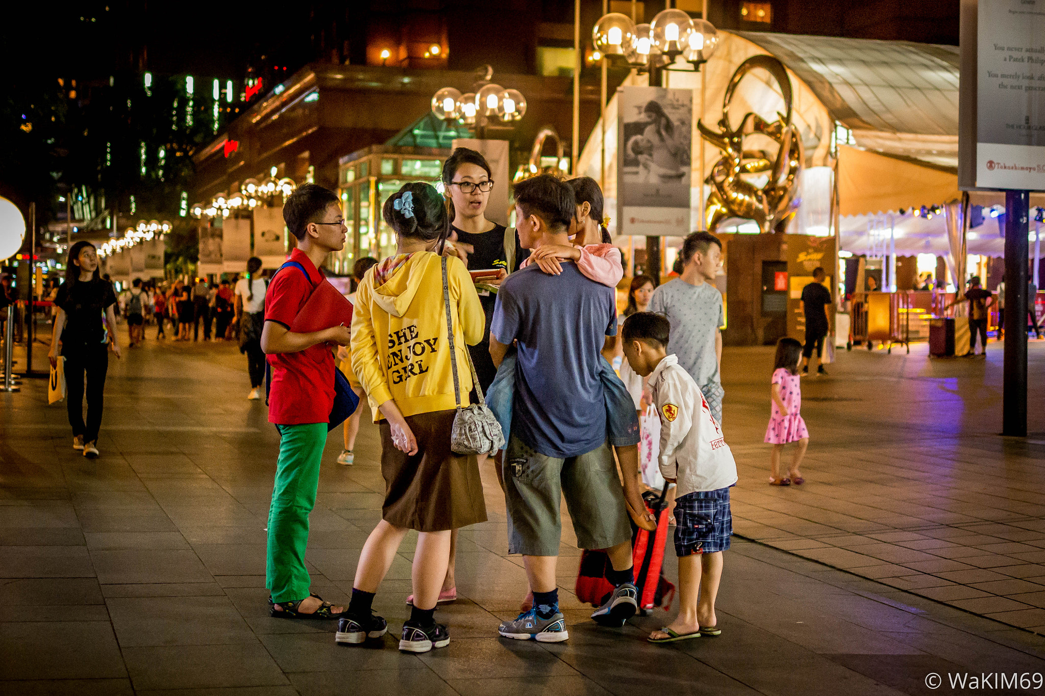 Panasonic Lumix DMC-G5 + Panasonic Leica DG Summilux 25mm F1.4 II ASPH sample photo. Quick family discussion... photography