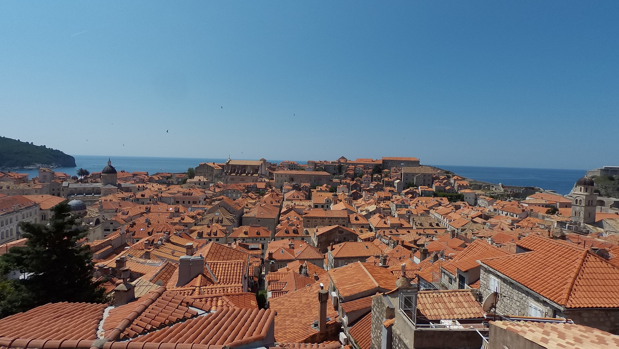 HTC RE sample photo. Dubrovnik old town city wall photography