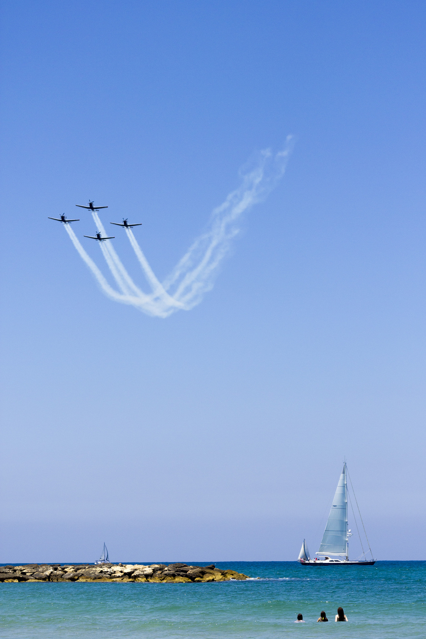 Canon EOS 550D (EOS Rebel T2i / EOS Kiss X4) sample photo. Air show photography