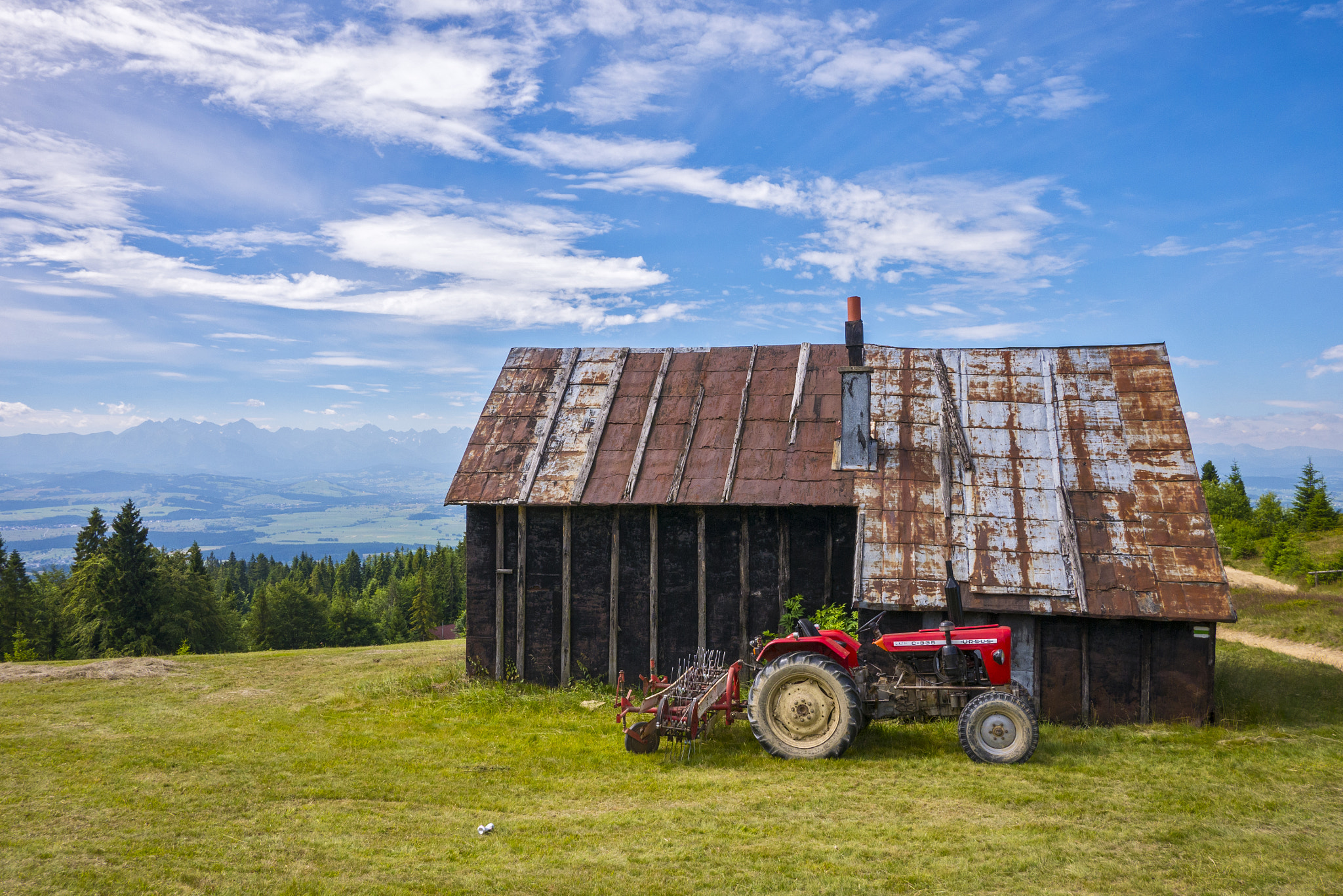 Panasonic Lumix DMC-GX7 + Panasonic Lumix G 14mm F2.5 ASPH sample photo. Ursus, house and the mountains photography
