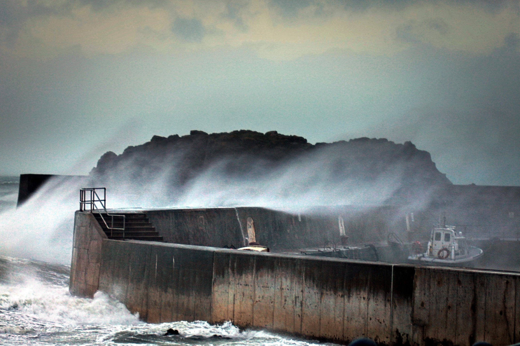 Canon EOS 500D (EOS Rebel T1i / EOS Kiss X3) sample photo. Portstewart storm photography