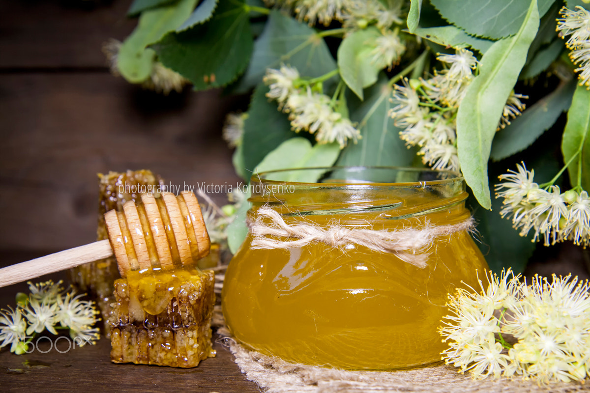 Canon EOS 1000D (EOS Digital Rebel XS / EOS Kiss F) + Canon EF-S 17-55mm F2.8 IS USM sample photo. Jar with honey, honeycomb with pollen and linden flowers photography