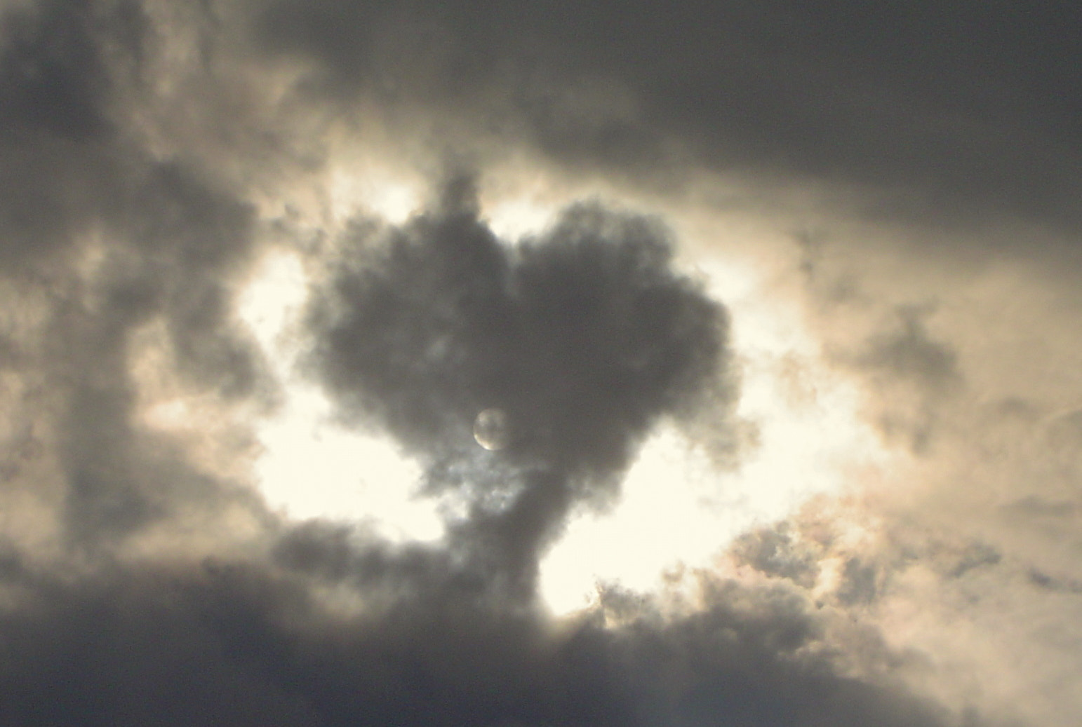 Sony DSC-P72 sample photo. Heart shaped cloud photography
