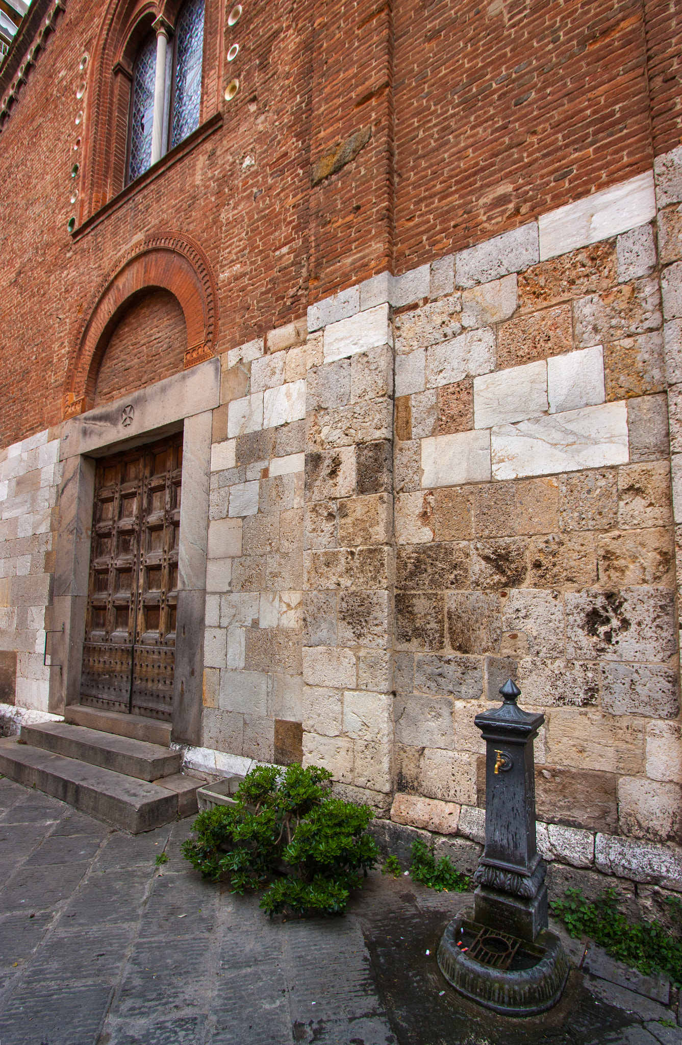 Canon EOS 450D (EOS Rebel XSi / EOS Kiss X2) sample photo. Water fountain in pisa, italy. photography