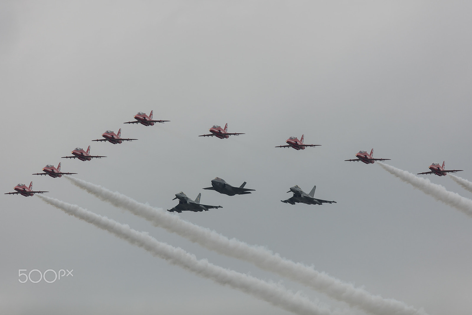Canon EOS 5DS R + Canon EF 600mm F4L IS II USM sample photo. Red arrows lead the f35 flanked by two typhoons photography
