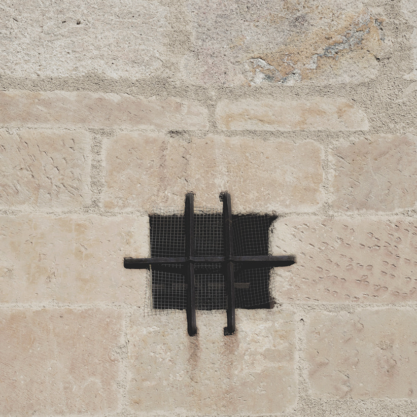 Sigma 28-200mm F3.5-5.6 Compact Aspherical Hyperzoom Macro sample photo. Wall photography