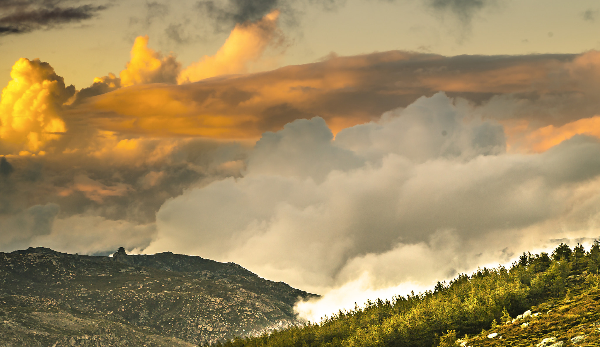 Sony DT 16-105mm F3.5-5.6 sample photo. Colorful clouds by the sun photography