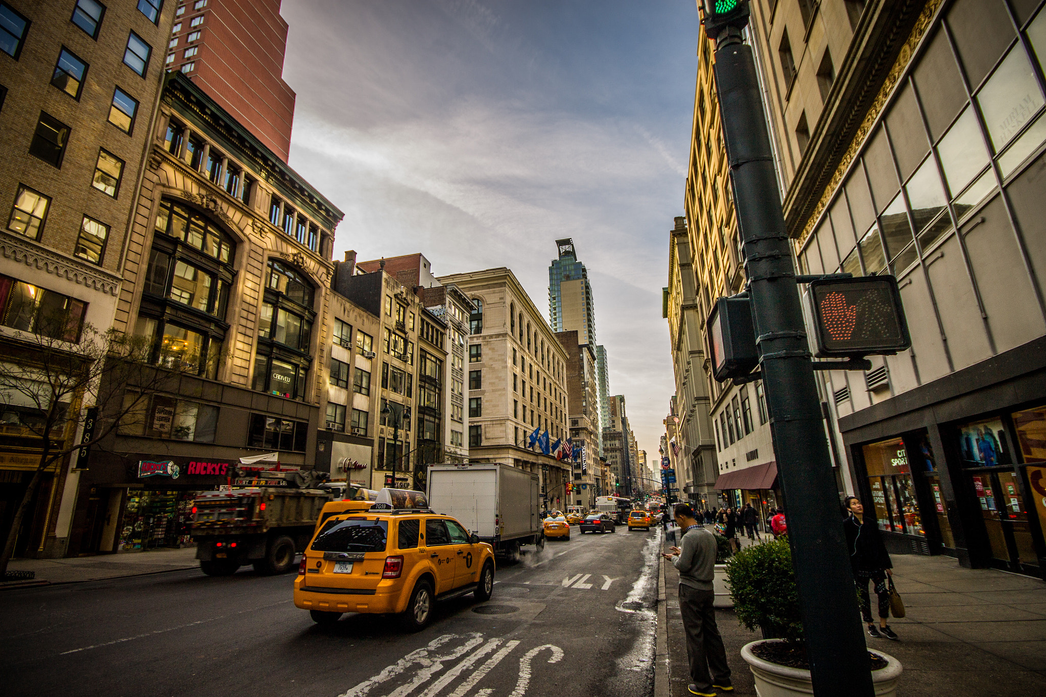 Canon EOS 1100D (EOS Rebel T3 / EOS Kiss X50) + Sigma 10-20mm F4-5.6 EX DC HSM sample photo. Nyc street. photography
