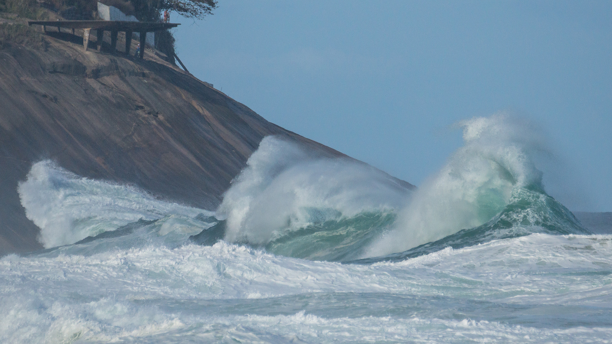 Sony 70-300mm F4.5-5.6 G SSM sample photo. Big waves breaking on rock photography