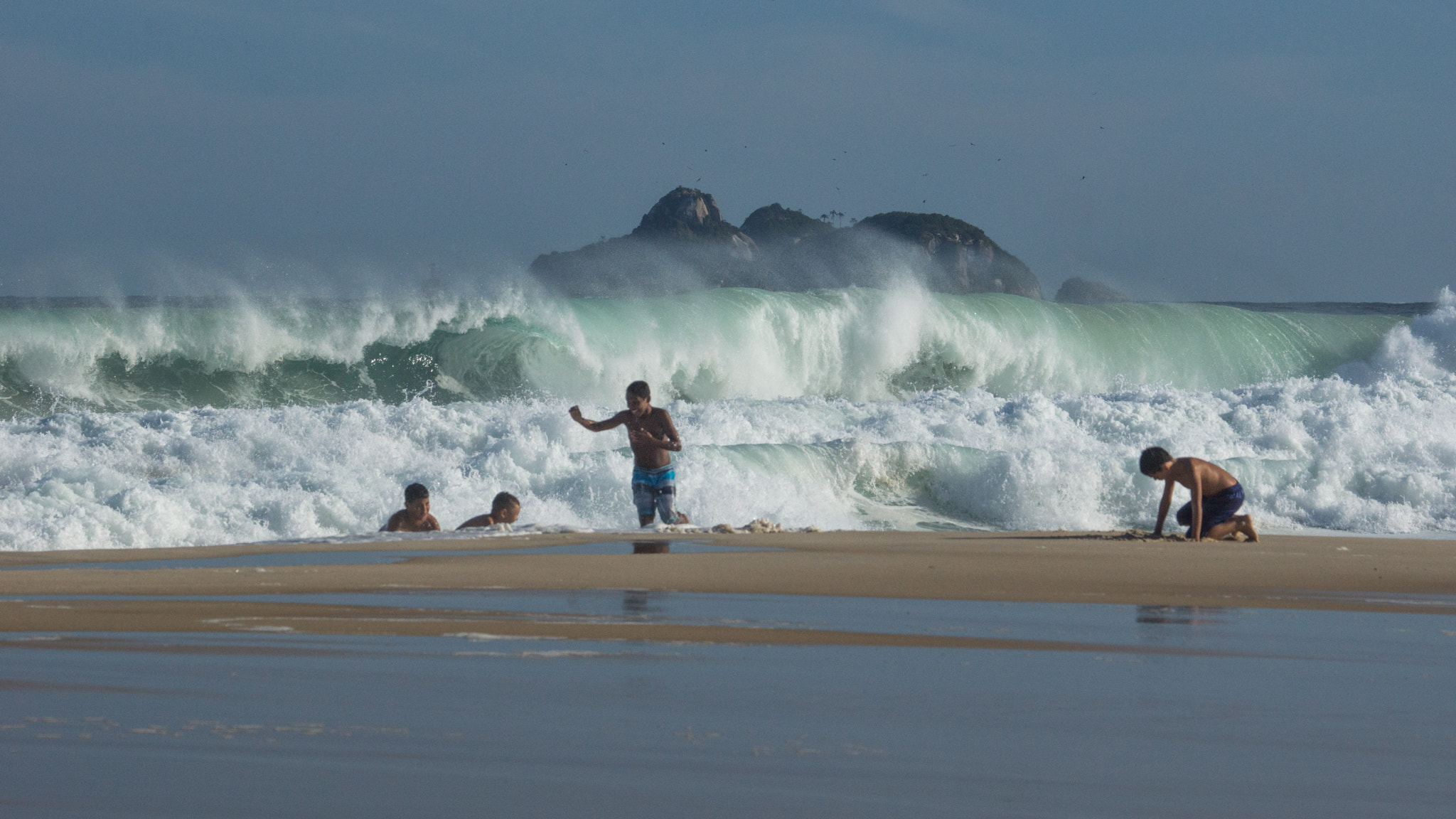 Sony 70-300mm F4.5-5.6 G SSM sample photo. Beach boys & breakers photography