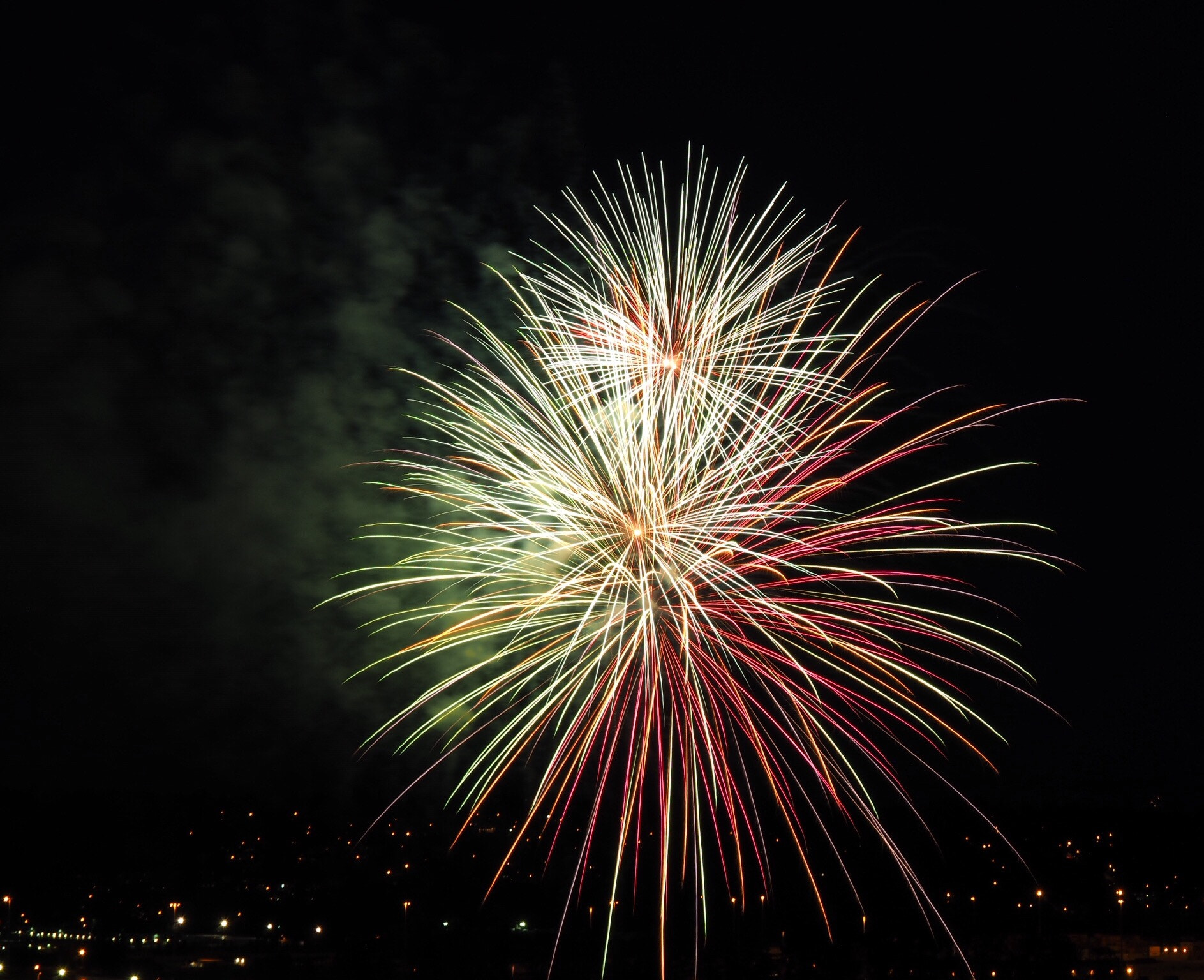 Olympus Zuiko Digital ED 14-42mm F3.5-5.6 sample photo. Fireworks photography