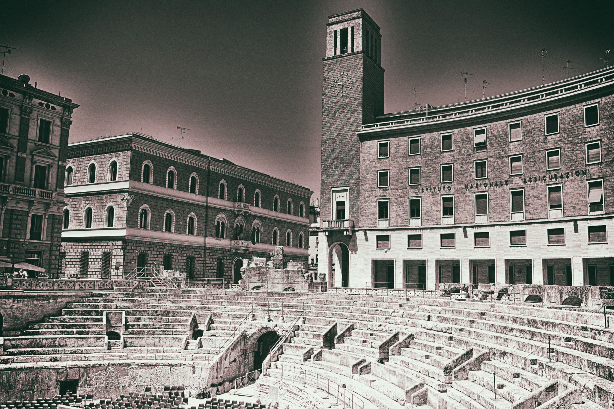 Nikon D7100 + Nikon AF-S Nikkor 20mm F1.8G ED sample photo. Anfiteatro romano photography