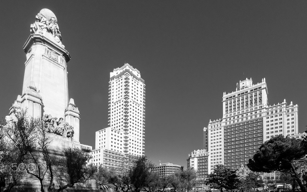 Olympus OM-D E-M5 + Panasonic Lumix G Vario 7-14mm F4 ASPH sample photo. Madrid skyline photography