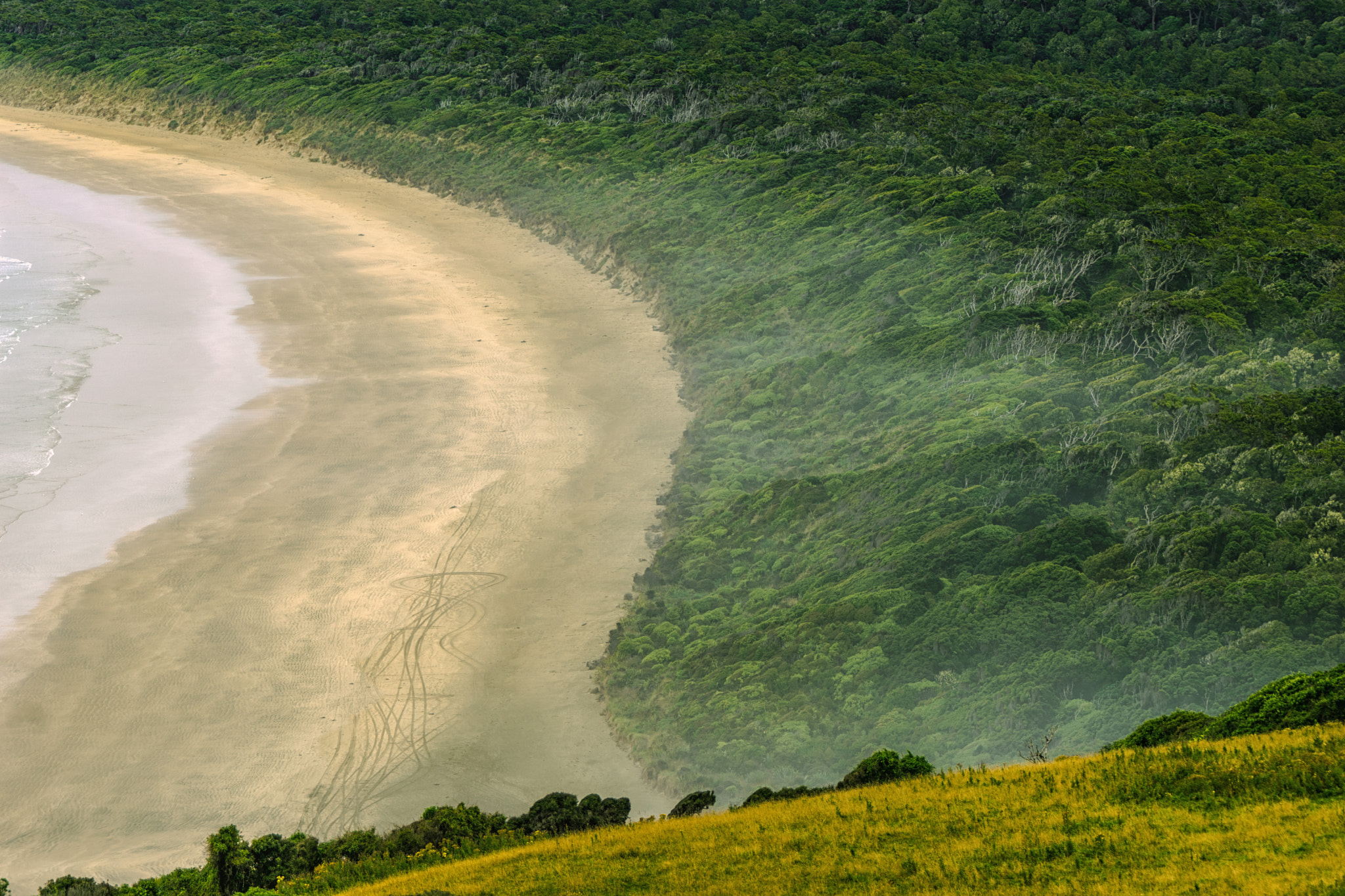 Sony a7 II + Sony 70-400mm F4-5.6 G SSM II sample photo. Lonely beach photography