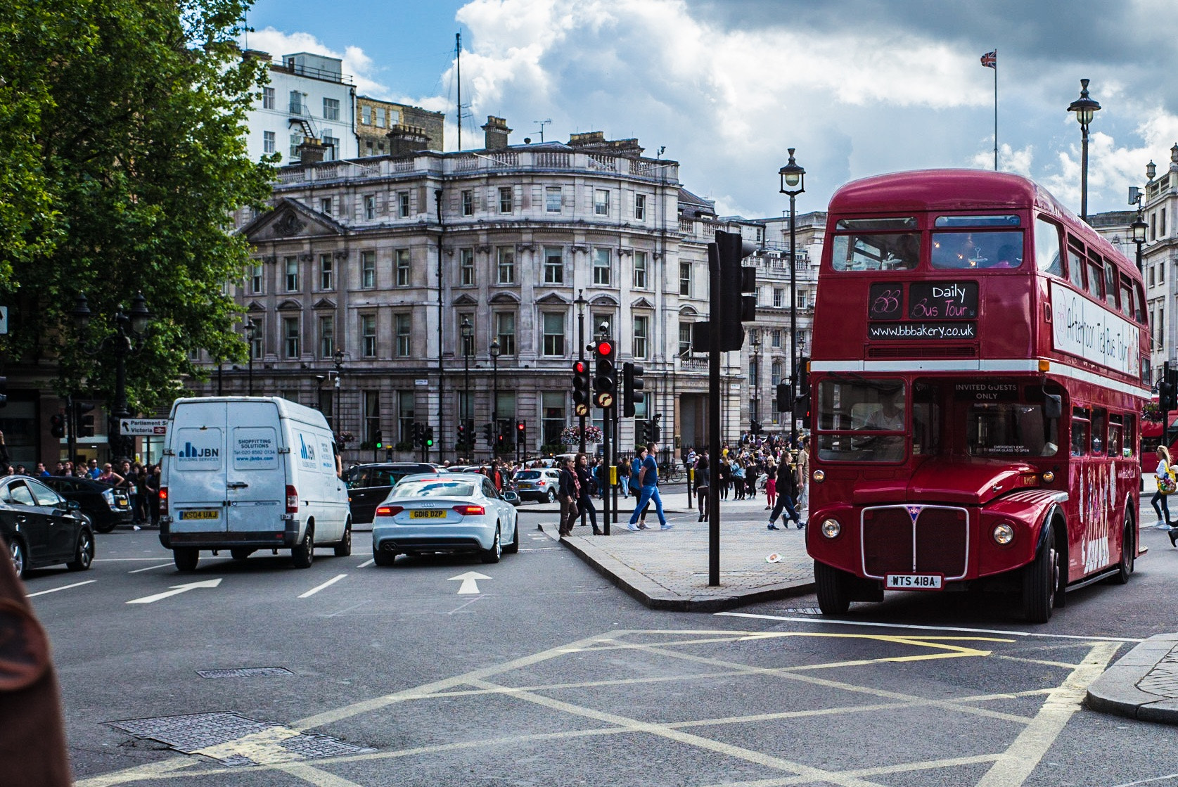 Summicron-M 1:2/35 sample photo. London bus photography