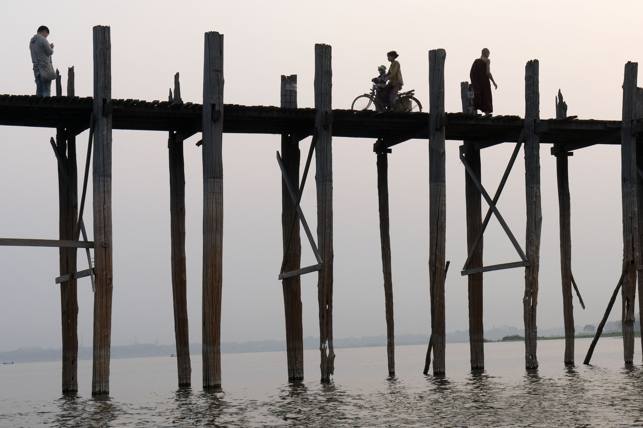 Sony a7R II + Sony Vario-Tessar T* E 16-70mm F4 ZA OSS sample photo. U-bein bridge - myanmar photography