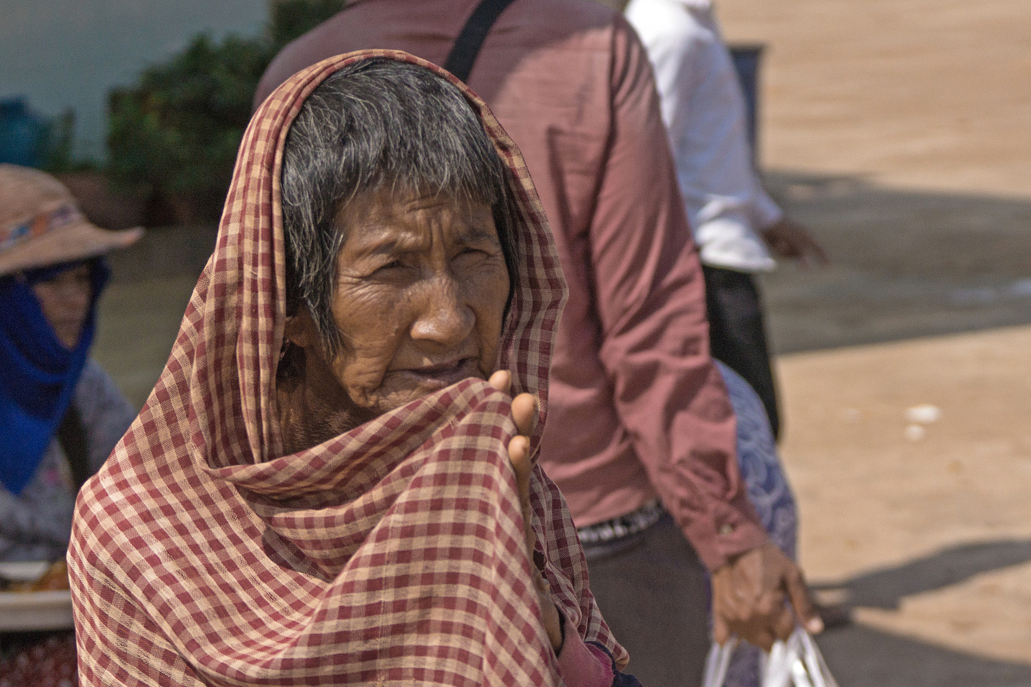 Sony 70-300mm F4.5-5.6 G SSM sample photo. Cambodja-women on a market photography